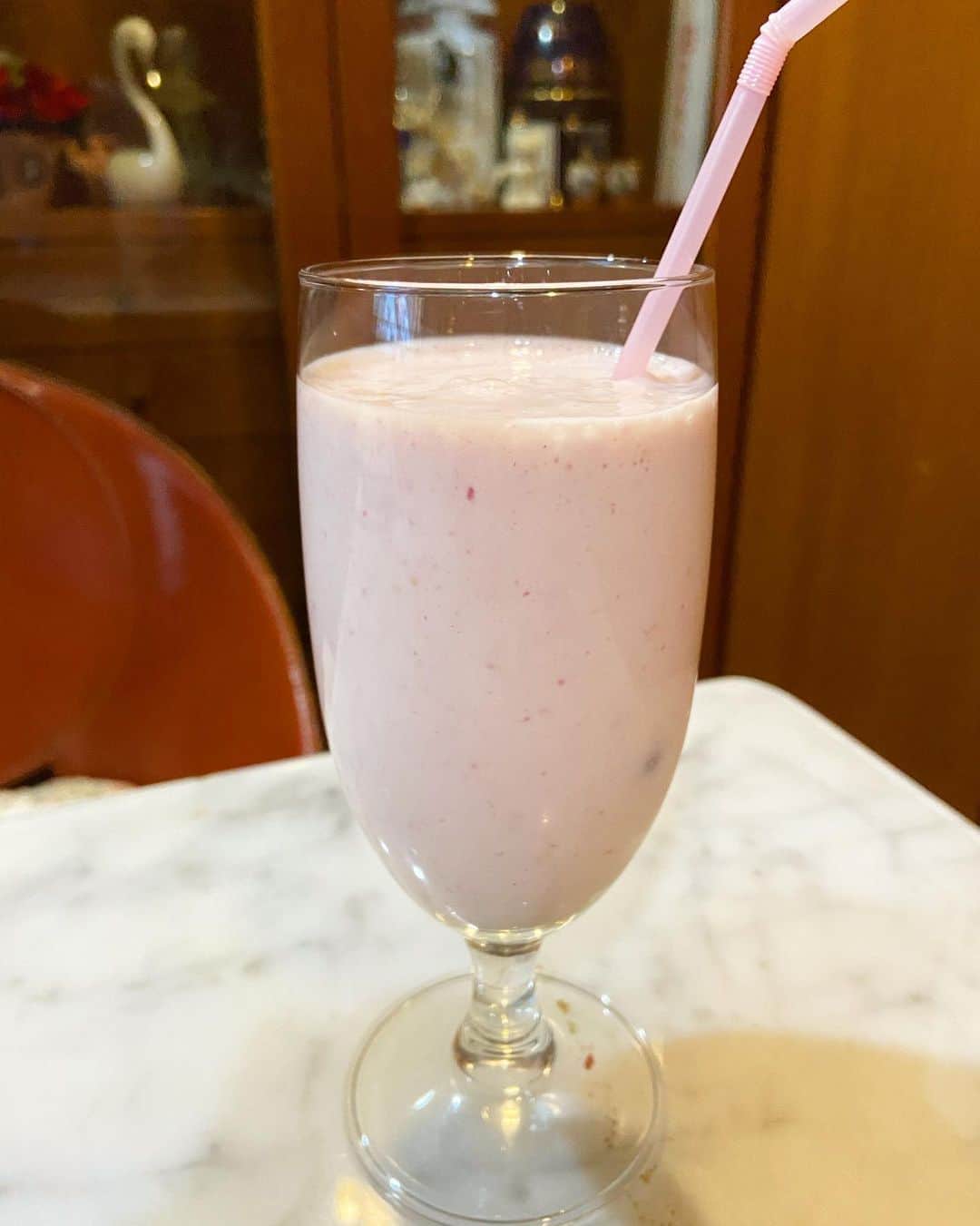 荒尾茉紀のインスタグラム：「最近の密かな楽しみ🍹フルーツとヨーグルトと牛乳と🍓🍌🍎明日はオレンジ入れてみよう🍊 #juice #ミックスジュース」