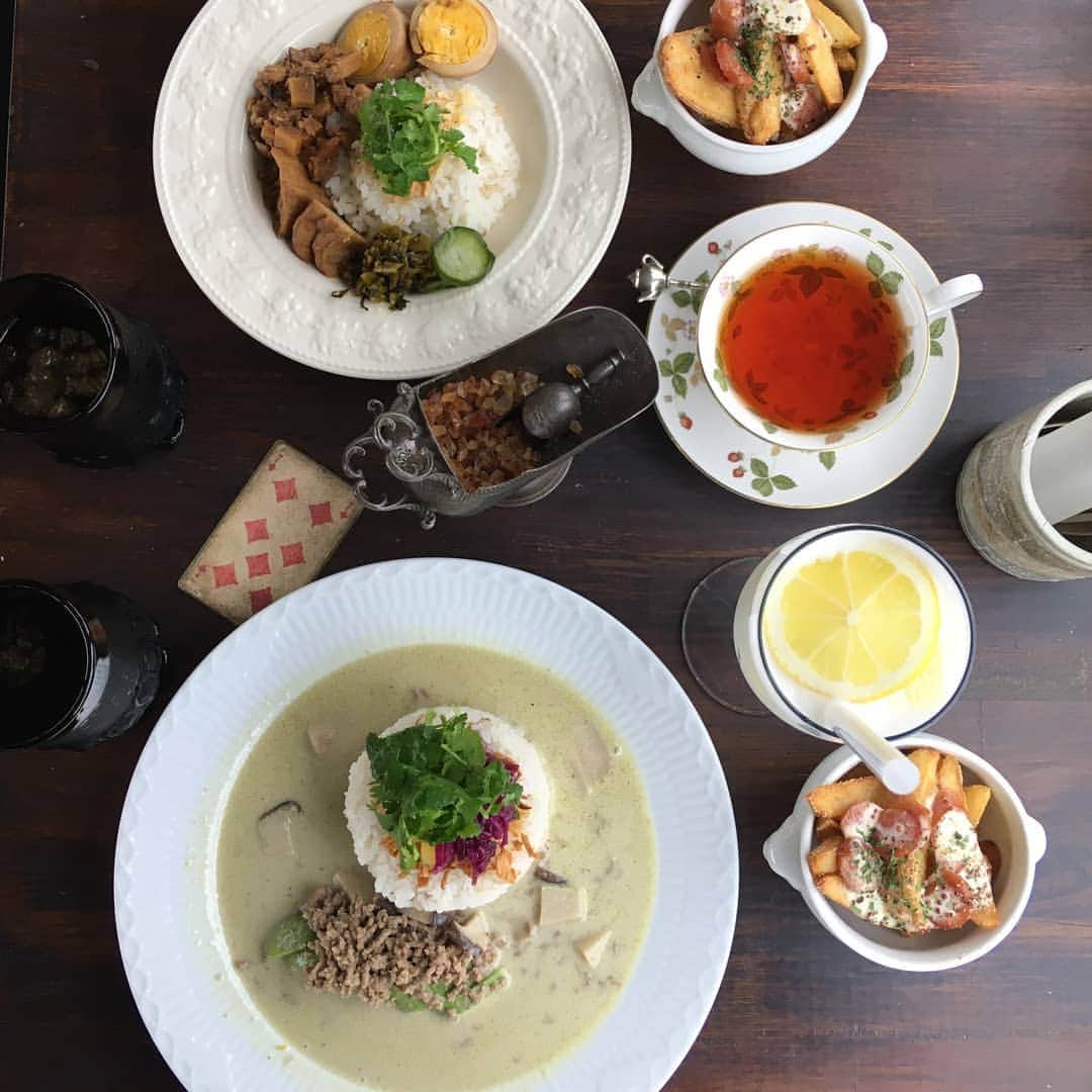 三宅裕子さんのインスタグラム写真 - (三宅裕子Instagram)「#memories ❁⃘*.ﾟ  全国に #緊急事態宣言 が出ましたね💦  都内のカフェはほとんど休業。 百貨店などもお休みになるそうですね。（食品フロア以外）  本当今まで見た事ないくらい静かな東京です。 ちゃんとみんなできる形で自粛しているんだなぁって感じます。 コロナ…終息するの？？みたいな…終わりがみえないようにかんじることがあるかもしれないけれど、変化しないものはこの世にないから（逆にいえばこのコロナも変化のひとつ）今できる限りのことをしようって思います。  #今日の感謝 #無症状のパターンがあるとしても #健康なことに感謝 #いつもありがとう #岡山カフェ #Okayama #カフェ好きな人と繋がりたい #モンタギュー #かわいすぎる #どれもおいしかった #ハニーマスタードポテト  #ルーロー飯  #台湾もまた行きたい #自粛前 #モルジスタ」4月17日 21時36分 - yuko_miyake