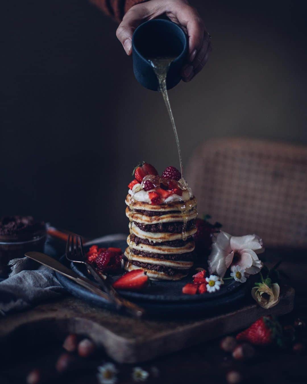 Our Food Storiesさんのインスタグラム写真 - (Our Food StoriesInstagram)「Werbung/Advertisement We made a tasty chocolate-hazelnut spread with the delicious  @ehrmann_high_protein_ pudding  and topped it on some gluten-free pancakes for breakfast. You can get the recipe for the chocolate-hazelnut spread via the link in profile😋🍫The new high protein puddings are refined sugar and lactose free and come in many great flavors, for this recipe we used the high protein chocolate pudding. Have you tried them yet and which is your favorite flavor? #ehrmannhighprotein ____ #easyrecipes #20gprotein #foodporn #ehrmannhighprotein #ehrmannhighproteinpudding #proteine #protein #highproteinpudding #gönnung #ehrmann #fitnessfood #soulfood #breakfastlover #pancakeshealthy #glutenfri #glutenfrei #glutenfreerecipes #foodstylist #germanfoodblogger #foodphotographer #momentslikethis #fellowmag #simplejoys #bakinglove」4月17日 21時39分 - _foodstories_