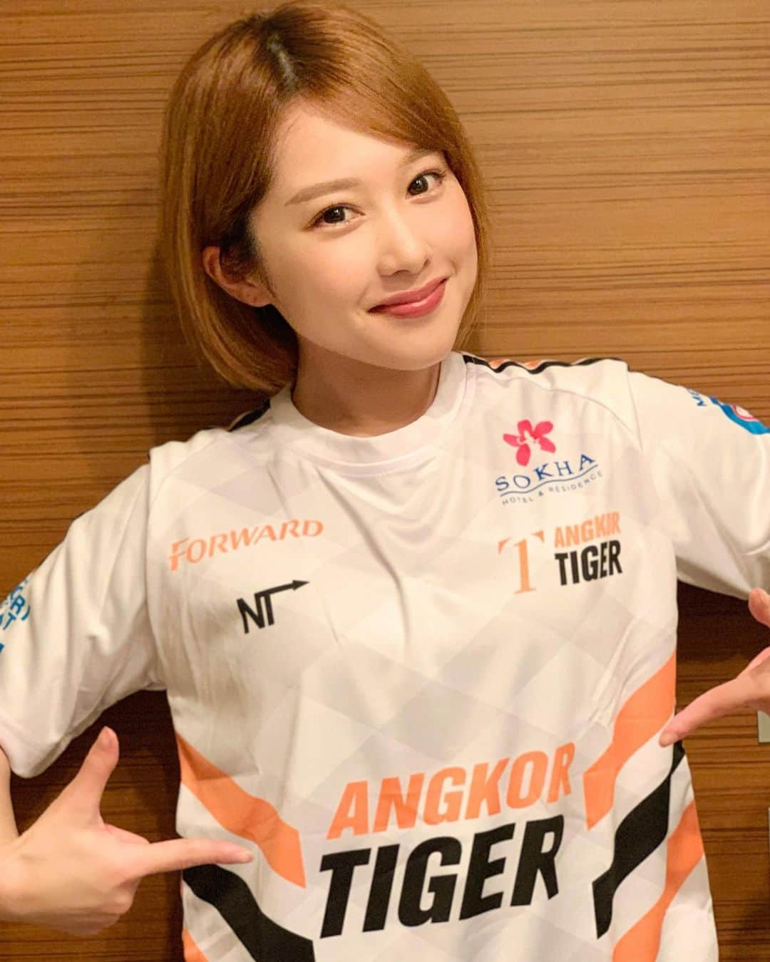 峰麻美のインスタグラム：「アンコールタイガーFCの今季のホームユニ届いたー🐯🧡 白ベースで洗練されたシンプルなデザインがとてもよき🙆‍♀️ みんなも是非手に入れてね👍✨ #soccer #football #futbol #cambodia #siemreap  #angkortigerfc #カンボジアリーグ #アンコールタイガーfc #アンコールワット #早く試合行きたい」