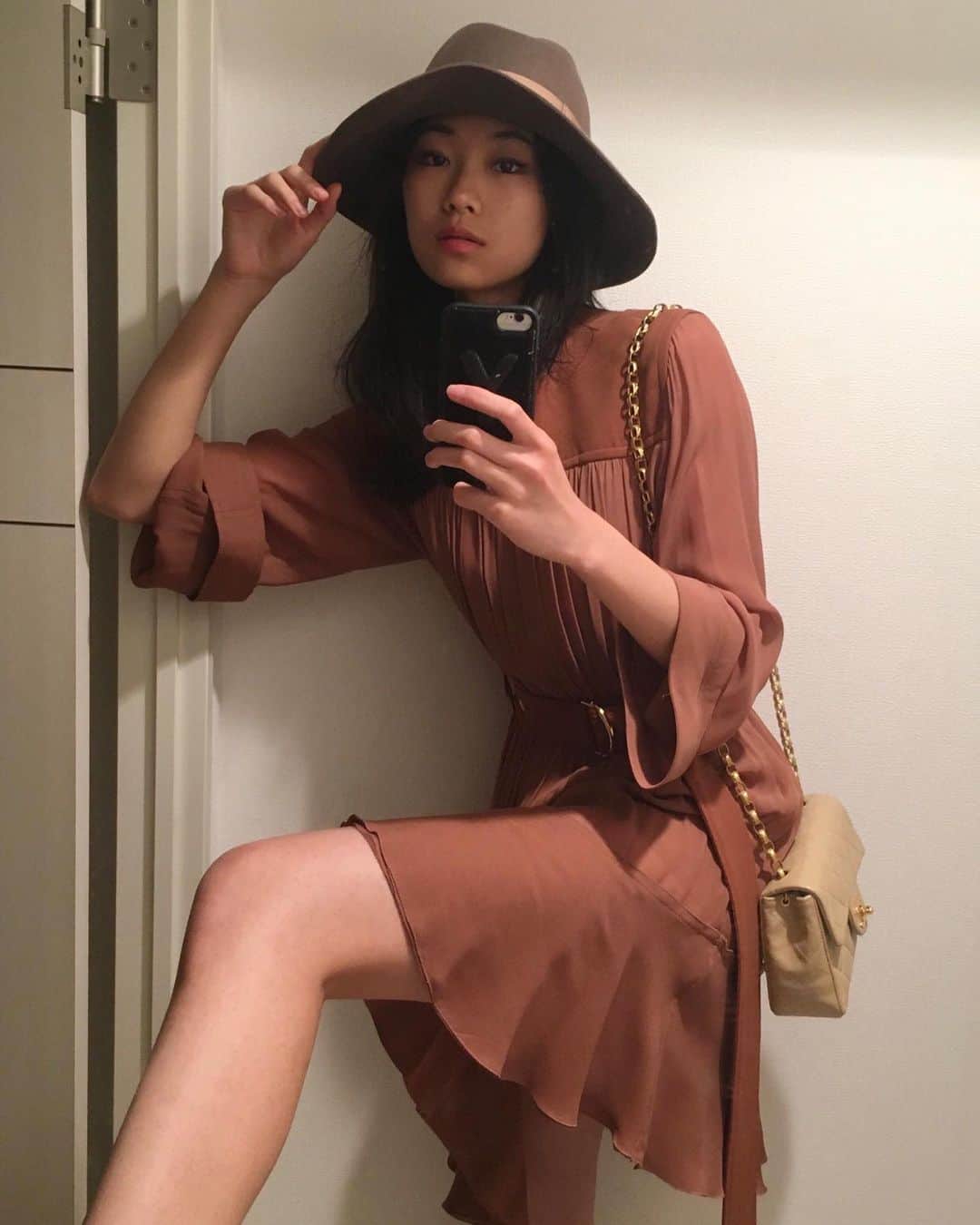 芦田ユリナさんのインスタグラム写真 - (芦田ユリナInstagram)「Doesn’t feel like it, but it’s Friday night so wanted to dress up 🌟 Let me know your fav look 🤷🏻‍♀️ 家でも華金を楽しもう🌹 #quarantinelooks #stayathome #homeshoot #Tokyo」4月17日 21時54分 - elisyulina