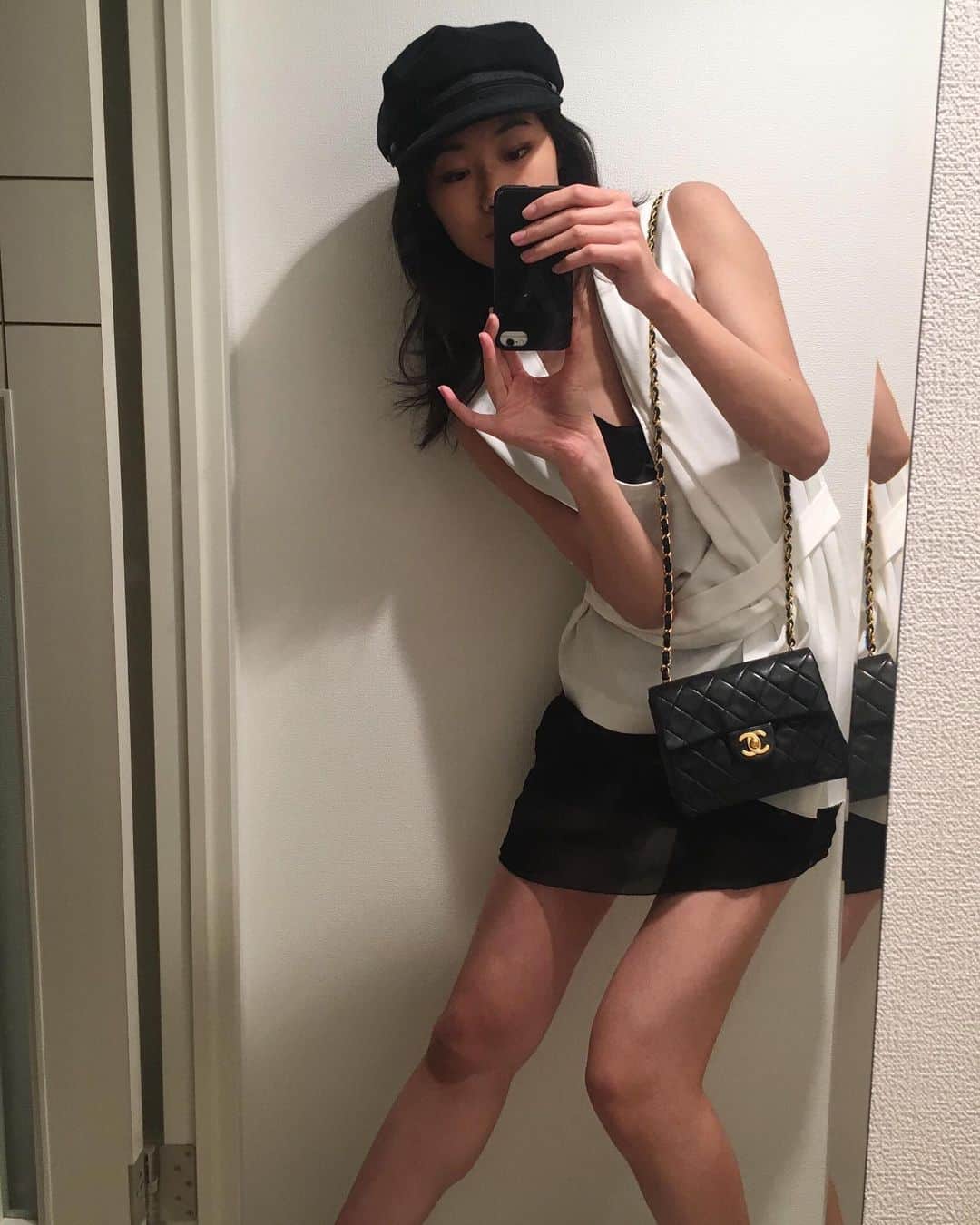 芦田ユリナさんのインスタグラム写真 - (芦田ユリナInstagram)「Doesn’t feel like it, but it’s Friday night so wanted to dress up 🌟 Let me know your fav look 🤷🏻‍♀️ 家でも華金を楽しもう🌹 #quarantinelooks #stayathome #homeshoot #Tokyo」4月17日 21時54分 - elisyulina