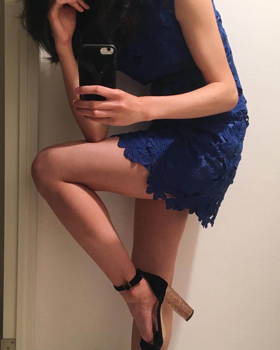 芦田ユリナさんのインスタグラム写真 - (芦田ユリナInstagram)「Doesn’t feel like it, but it’s Friday night so wanted to dress up 🌟 Let me know your fav look 🤷🏻‍♀️ 家でも華金を楽しもう🌹 #quarantinelooks #stayathome #homeshoot #Tokyo」4月17日 21時54分 - elisyulina