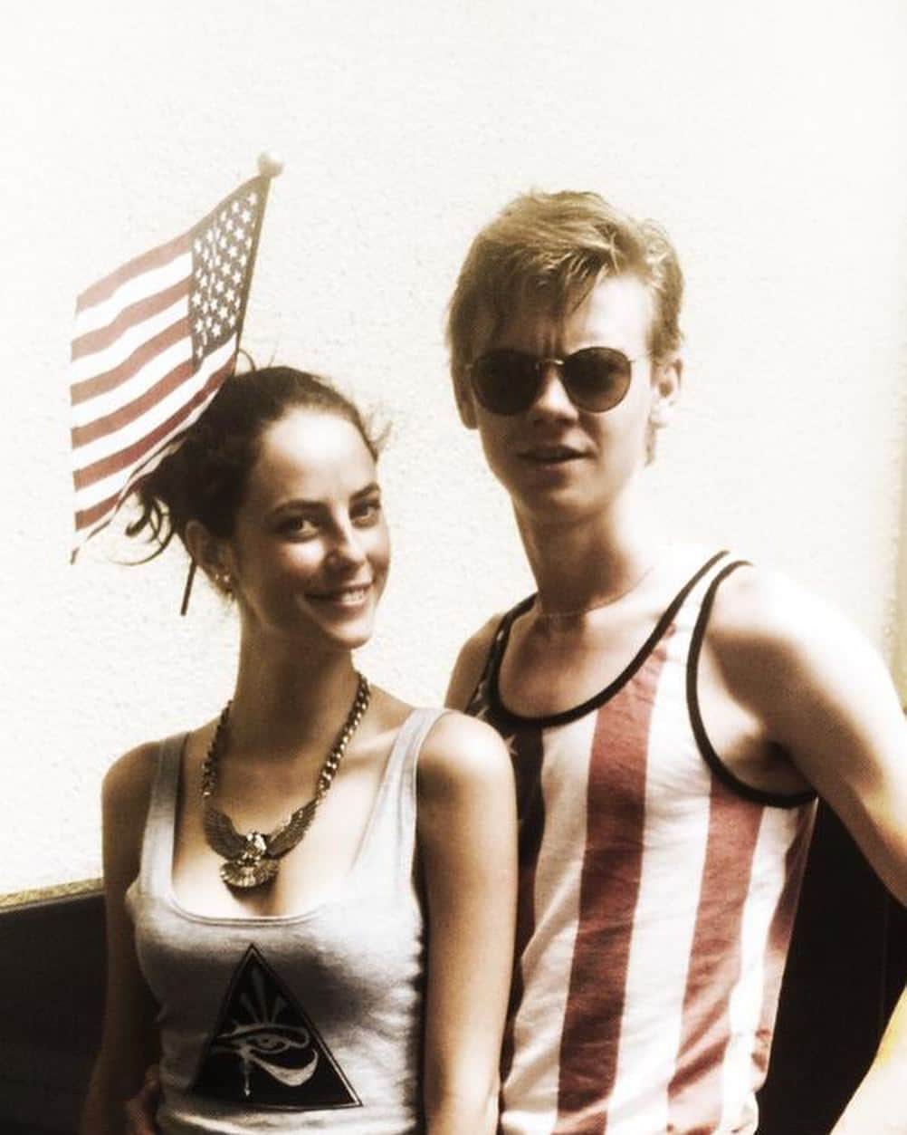カヤ・スコデラリオのインスタグラム：「In honour of @samohtsangster joining instagram here’s a couple of pictures of us in fancy dress. The first one is us on the Fourth Of July in Louisiana getting our Americana on, the second is us dressed as a fancy sanitary towel and broom in Paris. It’s couture darling. 🙅🏻‍♀️💅🏻」