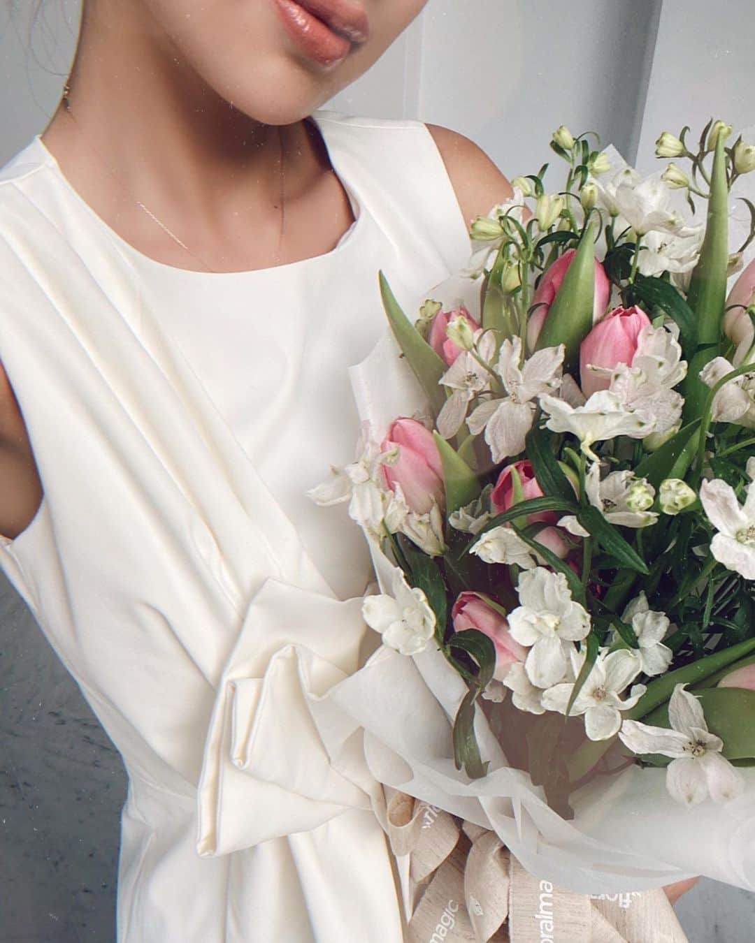 梯真奈美さんのインスタグラム写真 - (梯真奈美Instagram)「シンガポールのお花屋さんで 作ってもらった花束💐 春らしくて爽やかで可愛いよね✨ 淡い色のチューリップと ヒラヒラした半透明な変わったお花💞 なんてゆうお花なんだろう‥😳 #singapore #flower #eimy #eimyistoire」4月17日 22時04分 - official_manami