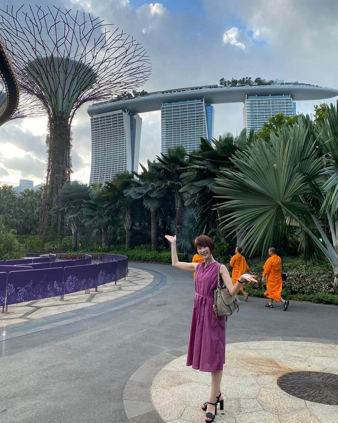 小松千絵さんのインスタグラム写真 - (小松千絵Instagram)「金曜ロードショーで放送しているコナン映画「紺青の拳」見ていたら、またシンガポール行きたくなりました😊 大寺さんと行ったシンガポール旅行楽しかったなぁ 安心して海外旅行に行ける日が早く来ますように。  #マリーナベイサンズ  #シンガポール旅行 #シンガポール #カトン地区 #カトン #ガーデンズバイザベイ #女子旅 #女子旅行 #ユニバーサルスタジオシンガポール #USS #マーライオン #手が長い2人 #絶対マーライオンとこういう写真撮る #スシローがある安心感 #大寺かおり #小松千絵」4月17日 21時58分 - komao_chie