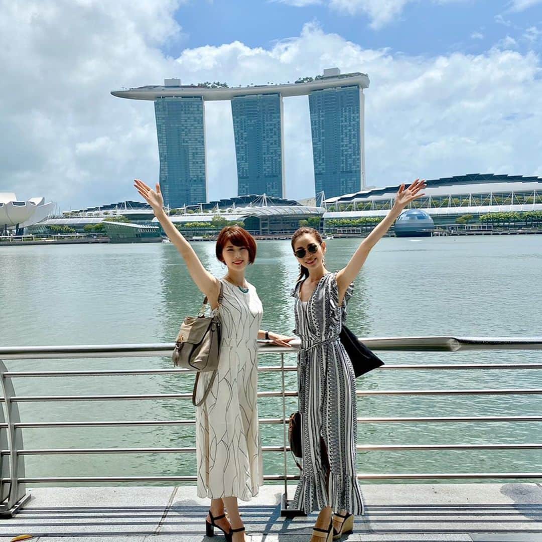 小松千絵さんのインスタグラム写真 - (小松千絵Instagram)「金曜ロードショーで放送しているコナン映画「紺青の拳」見ていたら、またシンガポール行きたくなりました😊 大寺さんと行ったシンガポール旅行楽しかったなぁ 安心して海外旅行に行ける日が早く来ますように。  #マリーナベイサンズ  #シンガポール旅行 #シンガポール #カトン地区 #カトン #ガーデンズバイザベイ #女子旅 #女子旅行 #ユニバーサルスタジオシンガポール #USS #マーライオン #手が長い2人 #絶対マーライオンとこういう写真撮る #スシローがある安心感 #大寺かおり #小松千絵」4月17日 21時58分 - komao_chie