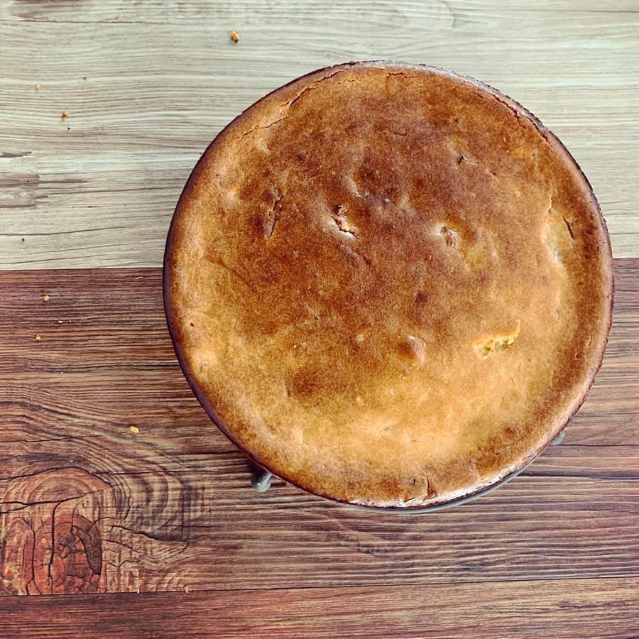 宮前真樹さんのインスタグラム写真 - (宮前真樹Instagram)「#チーズケーキ 最終的にチーズケーキになりました #オレンジのチーズケーキ 煮込んだオレンジを一緒に焼いて 爽やかなチーズケーキ 土台はシャリシャリが美味しいMナチュスタイル。 #混ぜるだけケーキ #ワンボウルケーキ #おうちでエムナチュール」4月17日 22時00分 - miyamaemaki0116