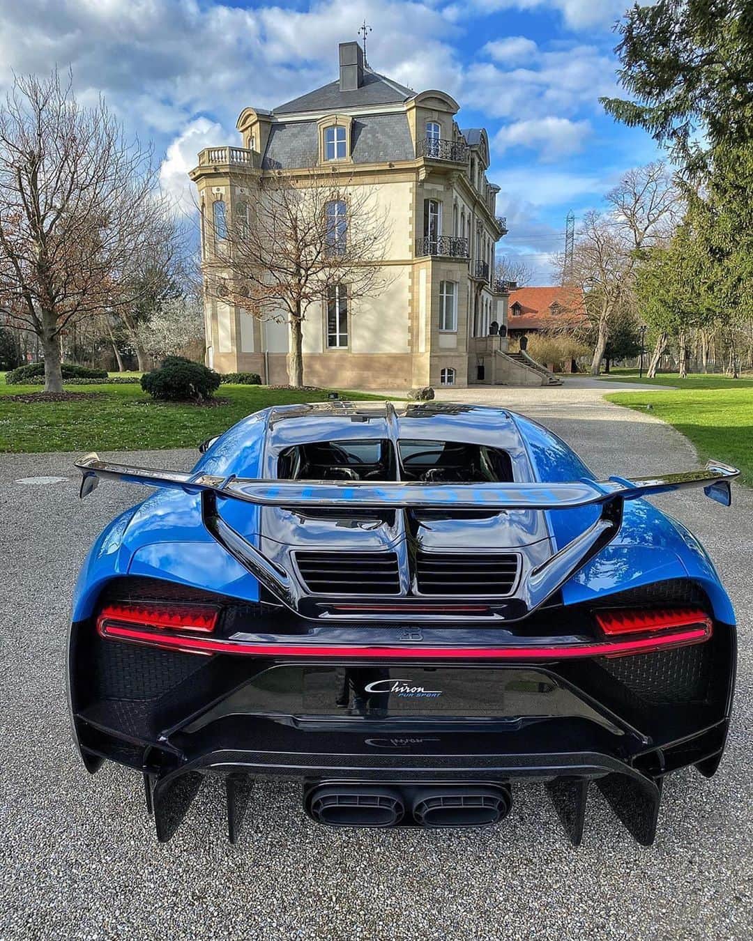 CarsWithoutLimitsさんのインスタグラム写真 - (CarsWithoutLimitsInstagram)「Bugatti #ChironPurSport  Photos @nikcars  #carswithoutlimits」4月17日 22時03分 - carswithoutlimits