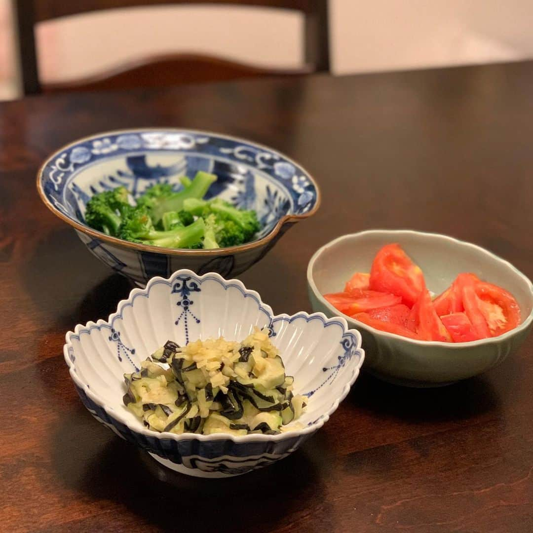 沢瀉美緒さんのインスタグラム写真 - (沢瀉美緒Instagram)「※ At home🍅🍆🥦 . 実家に行った時。 やはりお野菜たっぷりで潤います。 . おうちご飯が増えると、 同じお野菜ばっかり食べてしまうから とってもありがたい🙏 . . #salad #サラダ #茄子の浅漬け #トマトマリネ #ブロッコリーサラダ #山本長左 #器好きな人と繋がりたい #長左な逸品コンテスト #福泉窯 #有田焼 #九谷焼」4月17日 22時12分 - mio_omodaka