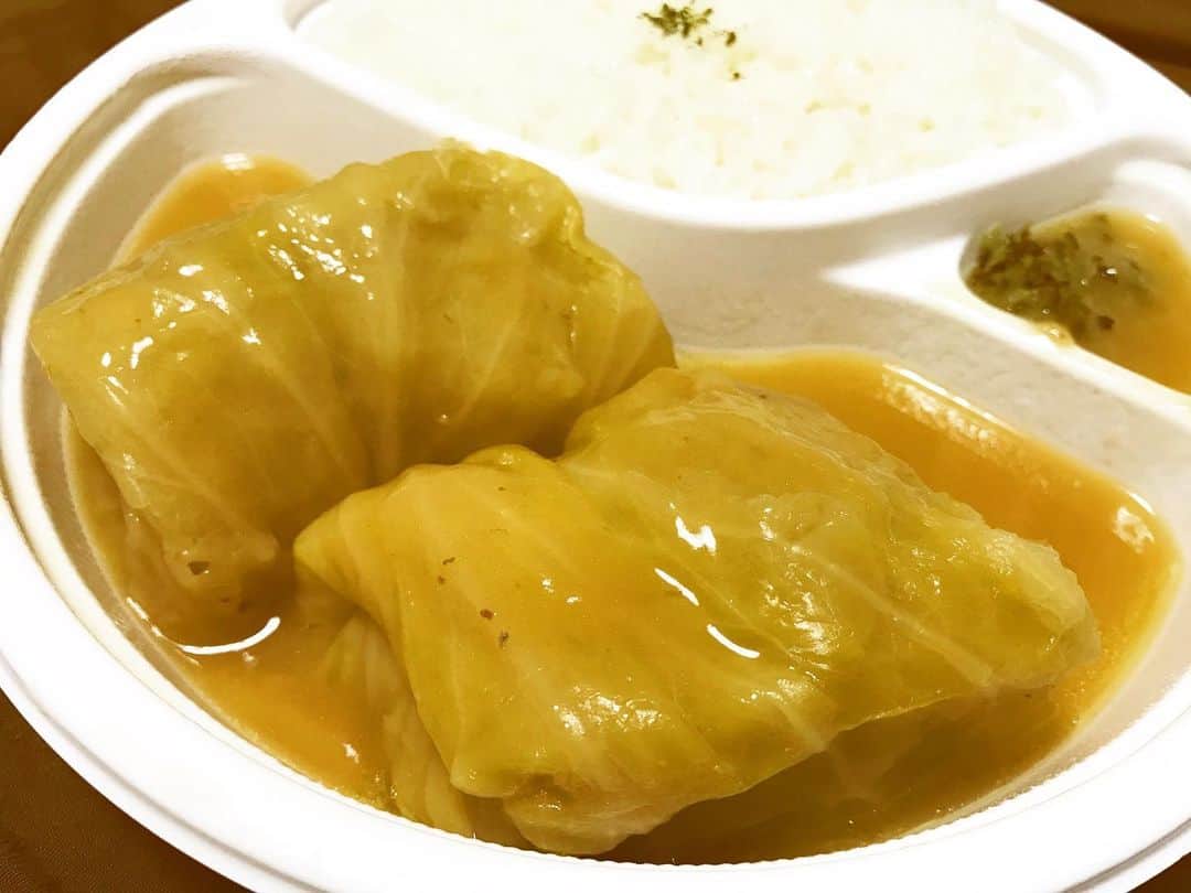 大内ライダーのインスタグラム：「新宿のロールキャベツの名店「アカシア」 通常の半額以下となる500円でテイクアウト実施中とのことで購入 アカシアが家で食べられるなんて！ ※駅前でなく、新店舗の歌舞伎町交番裏店だよ  #アカシア #ロールキャベツ #テイクアウトグルメ」