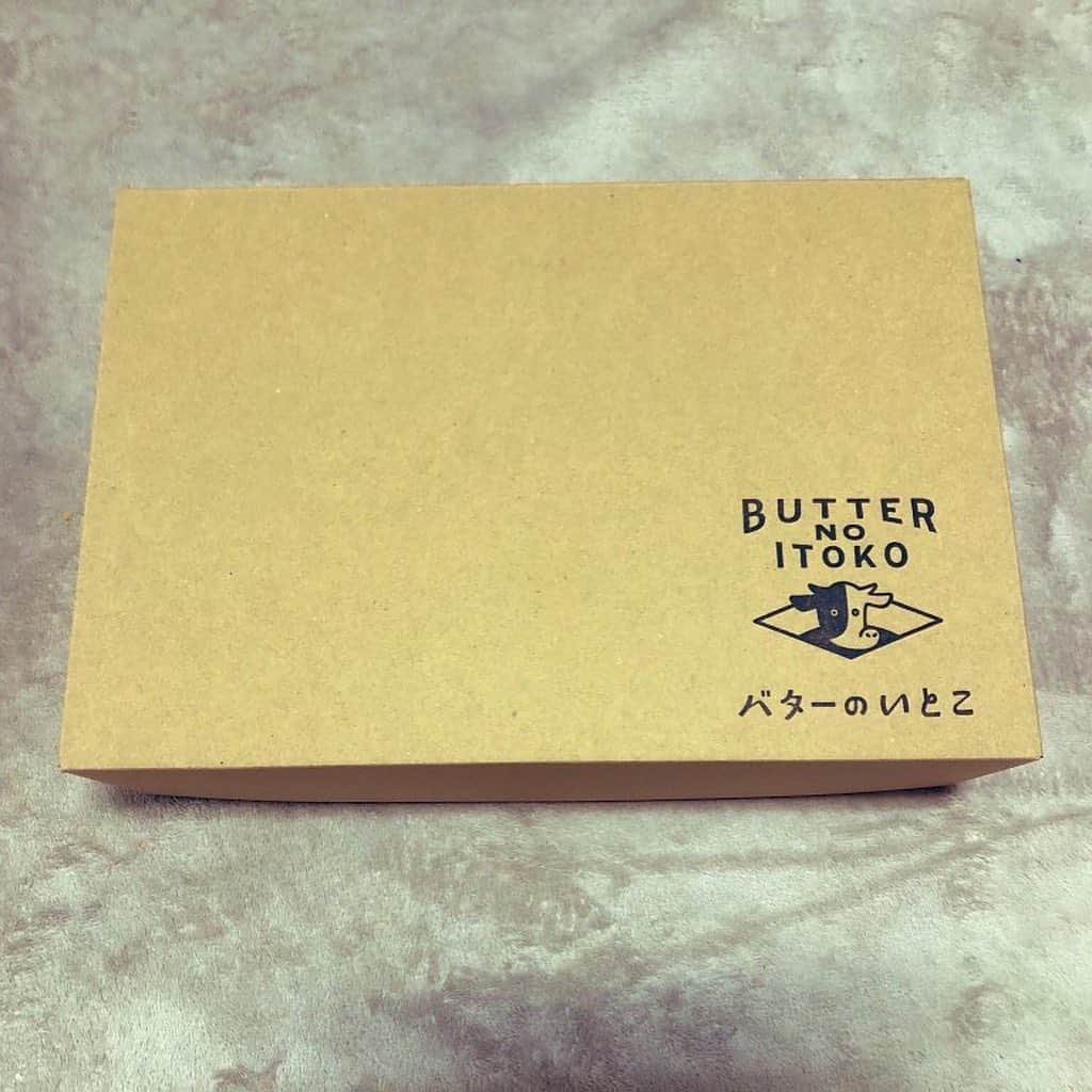 のインスタグラム：「去年の秋頃ネットで注文していた バターのいとこ🧈 (@butter_no_itoko ) 春の訪れと共に到着しました🌸 . バターのいとこという 柔らかいワッフル生地の間に ふわっとろのバタークリームやバタージャムが挟まれたお菓子🧇 シャリッとろっと面白い食感です。 バター好きには絶対食べてもらいたいお菓子ですね😍 至福の時です❤️ . 予約殺到で届くまで少し時間をいただくみたいですが オンライン販売もしていますので、 気になる方はぜひ🤤💓 . 忘れた頃に届くのがサプライズですごく嬉しいです❤️笑 . #那須 #お土産 #お取り寄せ #お菓子 #バターのいとこ #butternoitoko #バターのラスク #バター #butter #🧈 #🐄」