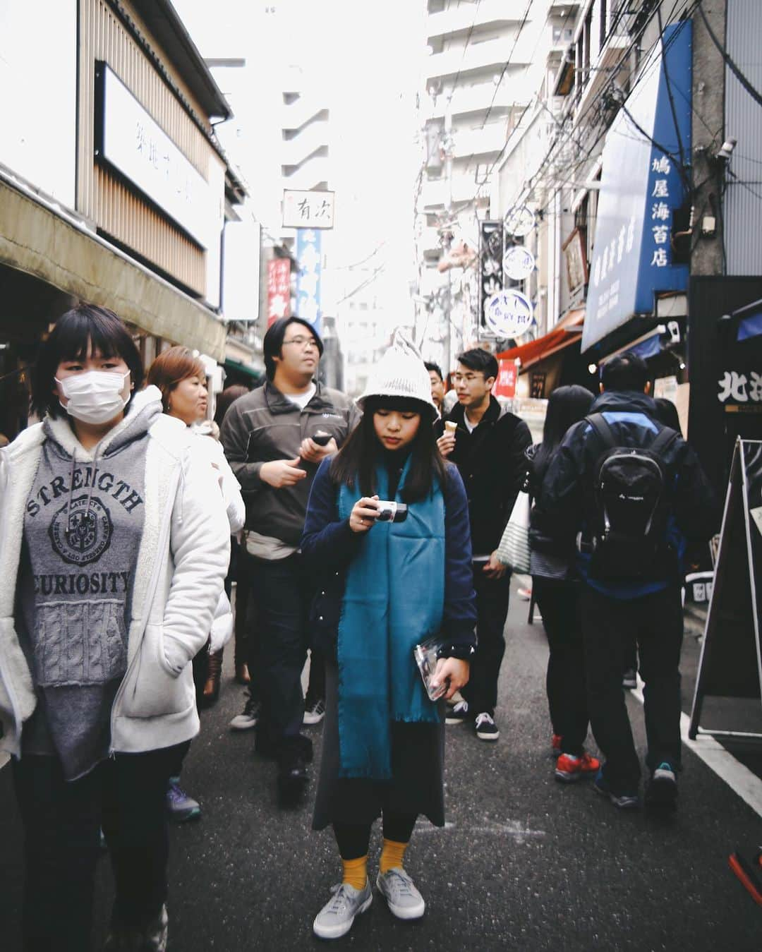 s ᴇ  ɴ ᴋ ᴄのインスタグラム：「本來今日呢個時間我地應該喺新宿食緊好好味嘅日本野/興奮咁行緊TokyoHands/喺超市掃緊貨 而家就係啱啱放工嗌左外賣返屋企一齊一路食一路煲緊劇 + 今日同個event part-time講起呢件事，同埋原來已經3年無去東京，好想去，然後佢同我講佢兩個月無去已經搞唔掂。 🙂 .  是日完畢。 睇返原來喺東京影得咁少相。  #seanalogue .」