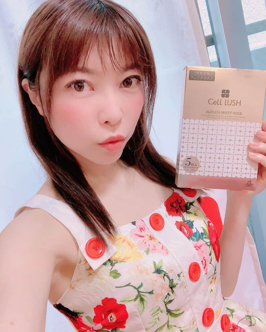 のインスタグラム：「こんばんニャーン❤️(^^)今日も、ほとんどお家でquarantine day❤️💗おこもり美容が日課で楽しみー❤️ . .  このシートマスク❤️で贅沢な時間を過ごしてる気分(o^^o)  @brain_cosmos  セルラッシュエイジレスシートマスク❤️Cell Lush ageless sheet mask（週一でケアしてます） .  ヒト幹細胞を配合し、三種のヒアルロン酸や三種のコラーゲンなども入ってて嬉しい😃 . ぴたぴたーっとピッタリと肌に密着している感じが気持ちいい❤️ .  お肌がもっちもちで、翌朝のお肌の状態も、メイクののりもとてもいいよーぉ❤️(^ ^) ハリが出ている感じですね。 . . . . .  ありがとうございました🌈 . ,  #おこもり美容 #braincosmos #ブレーンコスモス #celllush 　#セルラッシュエイジレスシートマスク #ヒト幹細胞 #ヒト幹細胞パック #美容　#PR #美容ブロガー　#今日のメイク #乾燥ケア　#スキンケア　#コスメ好き　#コスメ女子　#コスメマニア #美容好き　#今日のコーデ　#ファッション好き #ビューティー　#今日のファッション　#美肌　#旅インスタグラマー #海外旅行好き　#旅ブロガー　#コスメ大好き　 #インスタグラマー　#インフルエンサー #美容day #quarantinelife」
