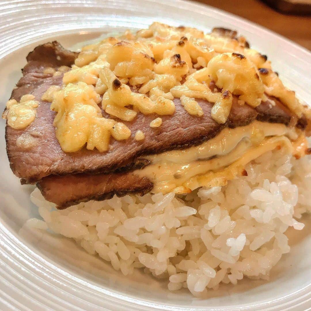 無化調ラーメン「ゆきふじ」のインスタグラム：「試作品 『チャーシューとチーズのミルフィーユを鶏白湯カレーで食べる』  チャーシューもっと贅沢に厚切り！ 盛り付け変える！  来週火曜日の発売あるかも？  #ミルフィーユ #チャーシュー #鶏白湯カレー #スパイスカレー #スパイス #カレー好きな人と繋がりたい #カレー好きと繋がりたい #カレー部 #チーズ」