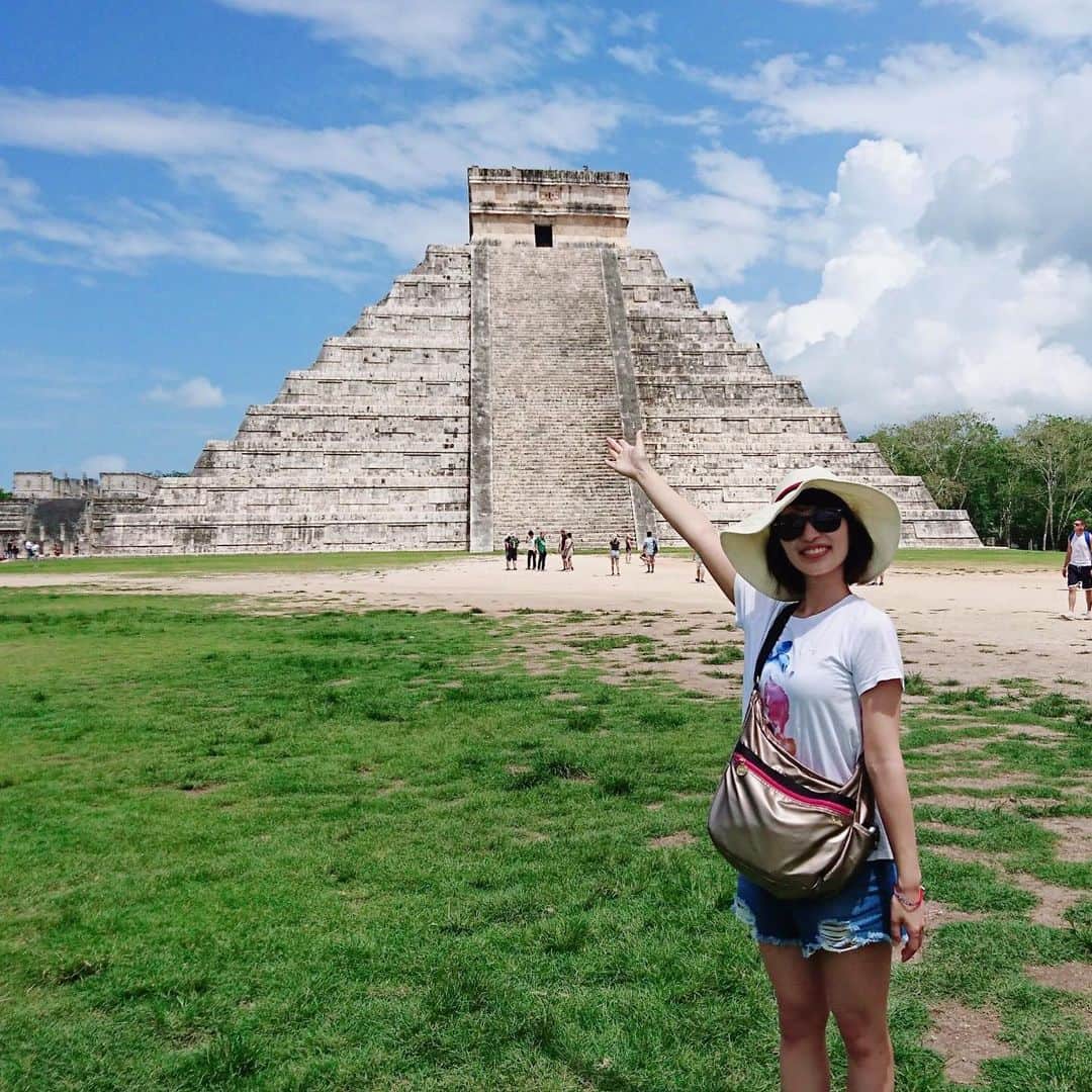 新田朝子さんのインスタグラム写真 - (新田朝子Instagram)「旅行振り返りII . メキシコのユカタン半島で、多くの謎に包まれたマヤ文明の足跡を感じることができました。チェチェンイツァと呼ばれる遺跡で一番有名なのが、このカスティーヨ。マヤの最高神を祀っているピラミッドです。 . じりりと強い日差しが降りそぐ中の遺跡巡り、楽しかったなぁ🌞家でメキシコ料理作ってみようかな＾＾ . #こんな時こそ #思い出振り返り #旅行好きな人と繋がりたい #メキシコ #mexico #🇲🇽」4月17日 22時35分 - asako.nitta