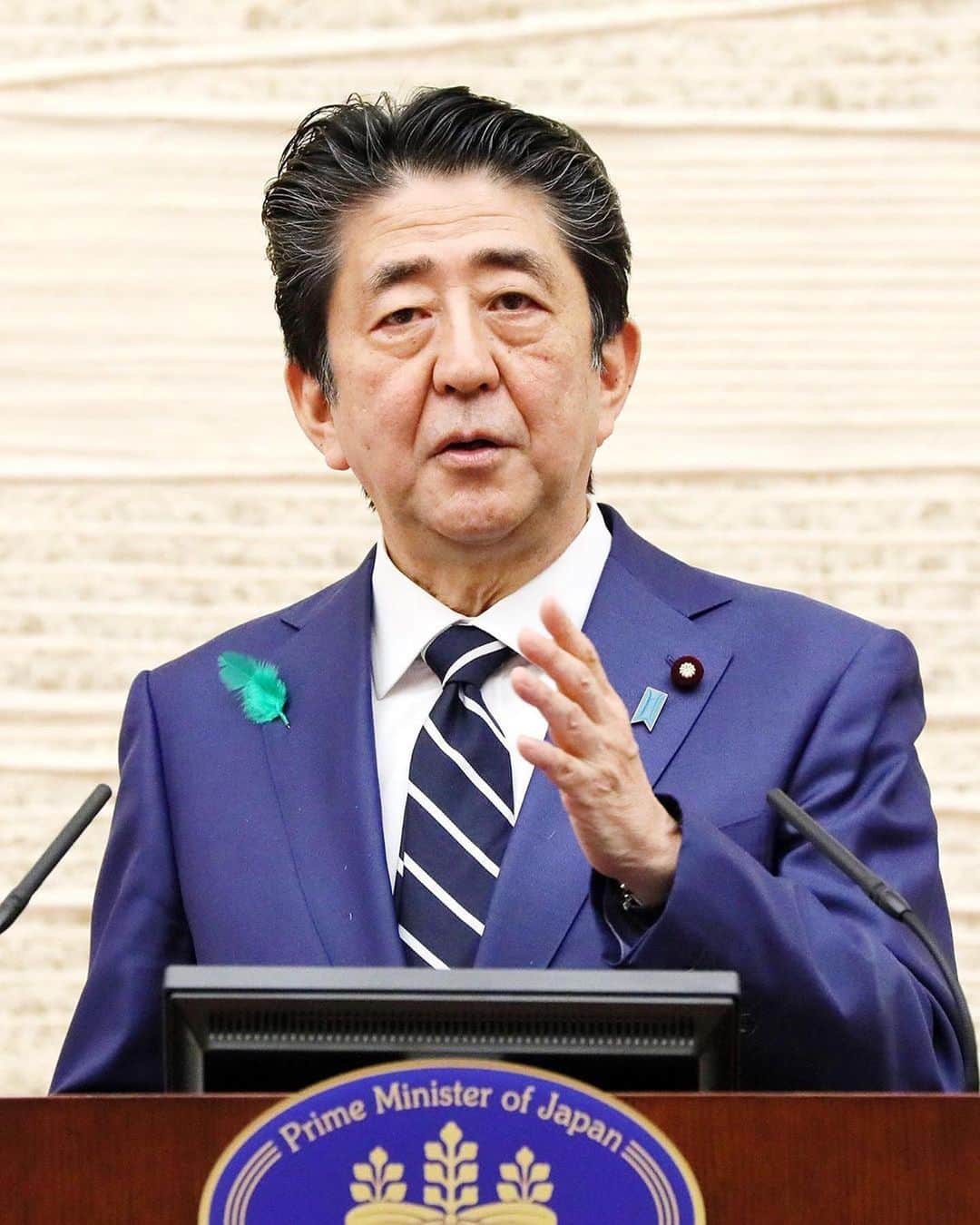 のインスタグラム：「#repost @kantei ・・・ 官邸スタッフです。 安倍総理は本日、緊急事態宣言の対象地域拡大に伴い、記者会見に臨みました。 会見の全文については、写真よりご覧ください。 . #新型コロナウイルス感染症 #緊急事態宣言 @shinzoabe」
