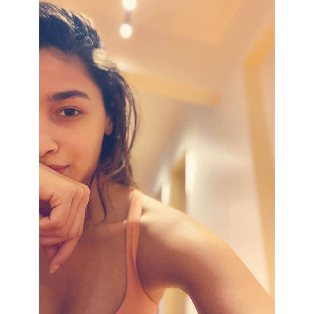 アリア・バットのインスタグラム：「Relying on those endorphins & my virtual workout partners to keep the spirit up ☀️💛 @akansharanjankapoor @shaheenb @sohfitofficial」