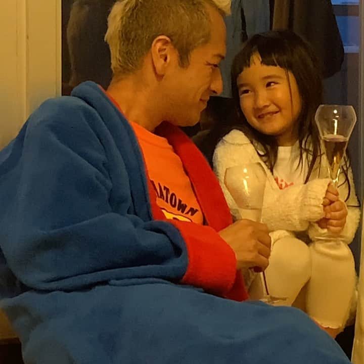 のインスタグラム：「ストーリーにあげてとっても反響があったので音ありで投稿に残します😂❣️ お父さんとの2人時間は格別なようで、この日は窓際でデートしていたところを隠し撮りしました😂  シャンパングラスに麦茶危なっかしいけど、毎日変わらぬお家時間に少しドキドキワクワクを。  いつもDMありがとうございます。 お返事できないこと多くてすみません🥺😭 #こんな時間が思い出に残ったりするよね。 #日夕佳とお父さん #日夕佳ムービー #日夕佳 #女の子 #4歳 #隠し撮り」