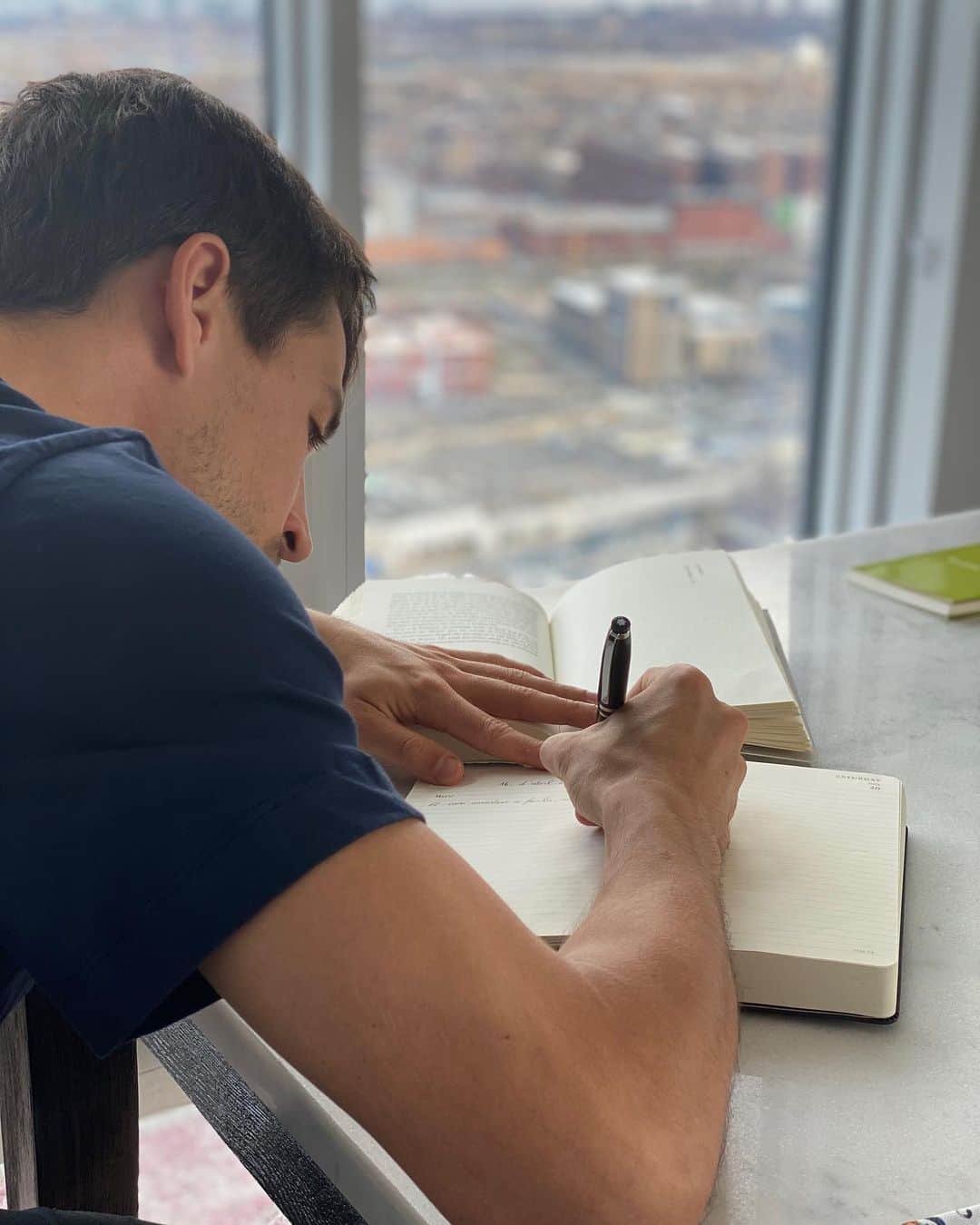 ボージャン・クルキッチのインスタグラム：「Escribir es una de las cosas que más estoy disfrutando esta cuarentena.  Así preparo todos los jueves mi columna para el @diariosport . 🤓 📝  Esta semana dedicada a Xavi Hernández @xavi // Writing is one of things I'm most enjoying during this quarantine. This is me every Thursday preparing my @diariosport column. 🤓 📝  This week's is dedicated to Xavi Hernández @xavi」