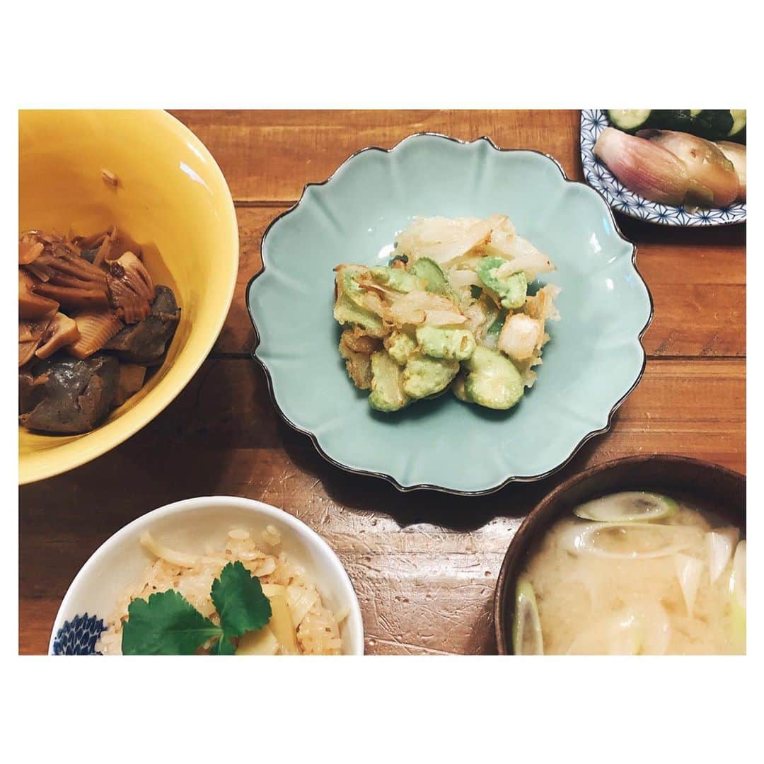 のインスタグラム：「今日の晩ご飯  鹿児島から届いた立派なたけのことそら豆を使って  土佐煮 そら豆と新玉とエビのかき揚げ たけのこご飯 自家製ぬか漬け 松の味噌汁  ご飯はストックもしたくて4合炊いたのに 少ししかあまらなかった😳  #鹿児島から #たけのこ  #そら豆」