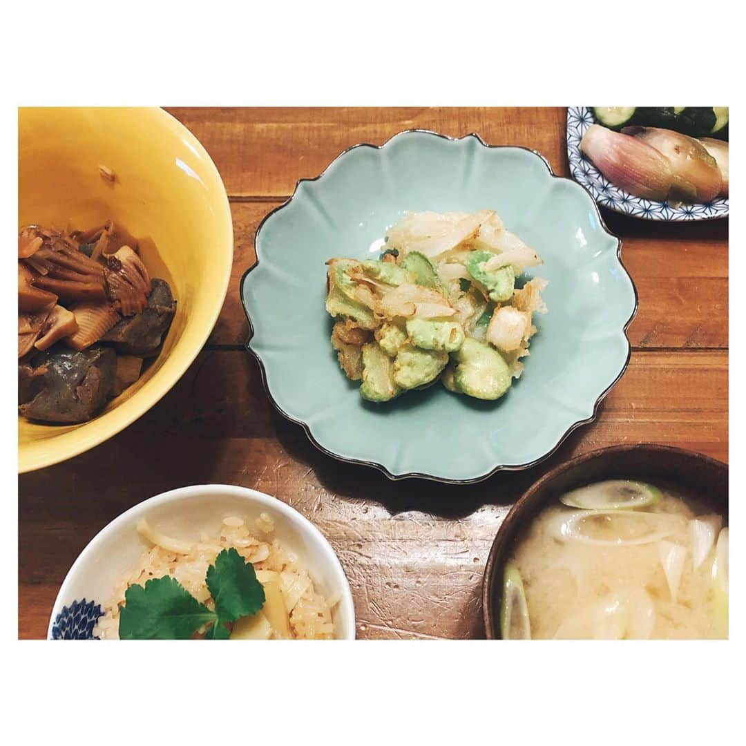 沖樹莉亜さんのインスタグラム写真 - (沖樹莉亜Instagram)「今日の晩ご飯  鹿児島から届いた立派なたけのことそら豆を使って  土佐煮 そら豆と新玉とエビのかき揚げ たけのこご飯 自家製ぬか漬け 松の味噌汁  ご飯はストックもしたくて4合炊いたのに 少ししかあまらなかった😳  #鹿児島から #たけのこ  #そら豆」4月17日 22時51分 - juliaokijulia