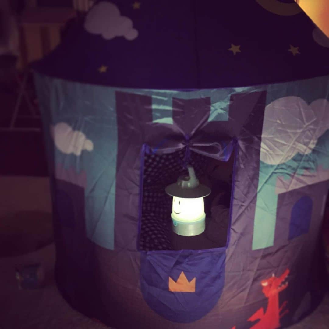 川江美奈子さんのインスタグラム写真 - (川江美奈子Instagram)「オンラインで色々始まり 一週間頑張った子供たち 週末限定ミニテントdeお茶会  #夜の番はロボットたち #よい夢を」4月17日 22時51分 - minakokawae