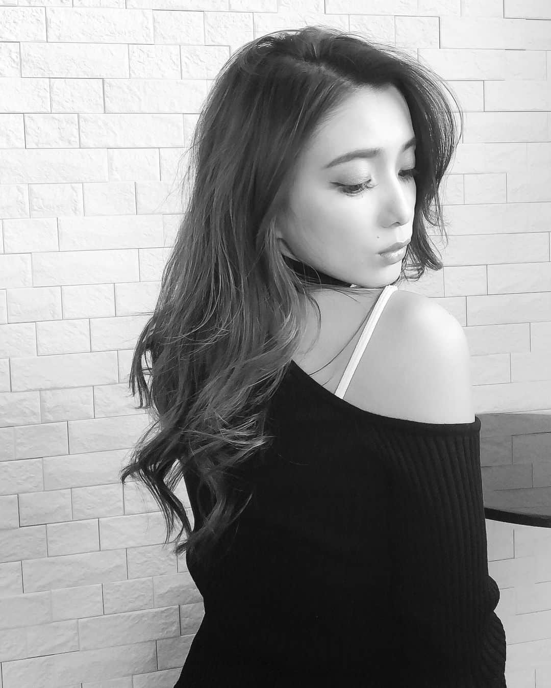 谷口紗耶香のインスタグラム：「子供達が寝たから☕︎のみながら newsみてるnow。 一日のルーティンは 6:00〜7:00 ノアちゃん🍼私も起きる 7:30〜 二度寝　😂 9:00〜10:00 起きた時間にもよるけど、最近子供達の朝と昼が一緒になりがち🍽 私は　起きてから水のんで、ブラックコーヒーのみながら ごはん作って、食べさせたりしながら またミルクも作って飲ませて、 離乳食準備して、、 そのうち　トアとノアが大体💩するからシャワーさせて片付けして、 着替えさせて掃除機やら洗濯やら。。 ・ とかってやってると 自分食べる時間ないからお腹空いたの通り越しちゃったりとかする😂 ・ だからナッツとかドライフルーツとか必須！ さくっと切って洗わなくても食べられる アボカド🥑とか開けてすぐ食べれる豆腐もよく食べるよ。 ごま油に醤油たらしたり、 岩塩で食べたり〜 ・ あ、 コンビニの豆腐そうめんも　すき。」
