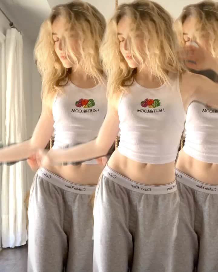 サブリナ・カーペンターのインスタグラム：「this will start as ironic  then it will become less ironic  join me on that journey  tiktok- @sabrinacarpenter」