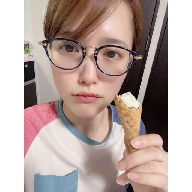 のインスタグラム：「お風呂あがりにアイス食べたら唇にチョコレートめっちゃ付いてた💋🍫🍦最近毎日毎晩アイス食べてる気がする💖アイスクリーム好きやねん😂🍨 これすっぴんアプリ加工で見せれる顔になってます〜🍎✨ほんまのほんまのすっぴんは掲載できませんww🙅‍♀️ #三島ゆかり #ゆかりんご #アイスクリーム #アイス大好き #メガネ女子 #すっぴん #アプリ #本物は #見せられない #唇 #チョコレート #ぺろり #icecream #chocolate #love #instagood #instalike #instapic #follow」