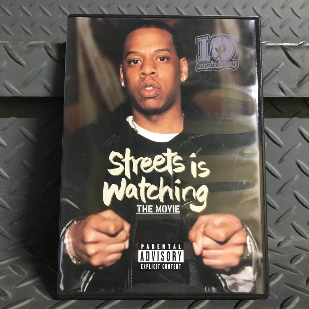 のインスタグラム：「Roc-A-Fella Records "Streets is Watching"をオマージュした"BOOOTLEG"アイテム🎬 オススメです❗️. .  ONLINE SHOP  は24時間ご注文をお受けしております。 ¥6,600以上お買い上げで送料無料、¥11,000以上でポイント5倍になっています。 . .  #growaround  #growaroundnewarrivals  #boootleg #rocafellarecords」