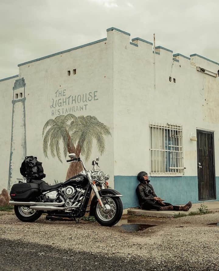 のインスタグラム：「Solo Sojourn. The Taos Jacket. ⁠ @krammerstoudt x @cockpitusa⁠ ⁠ Worn by @_benchristensen⁠ ⁠ DM for details. ⁠ ⁠ #onlytheessentials #leatherjacket #bomber #keepyourdistance」