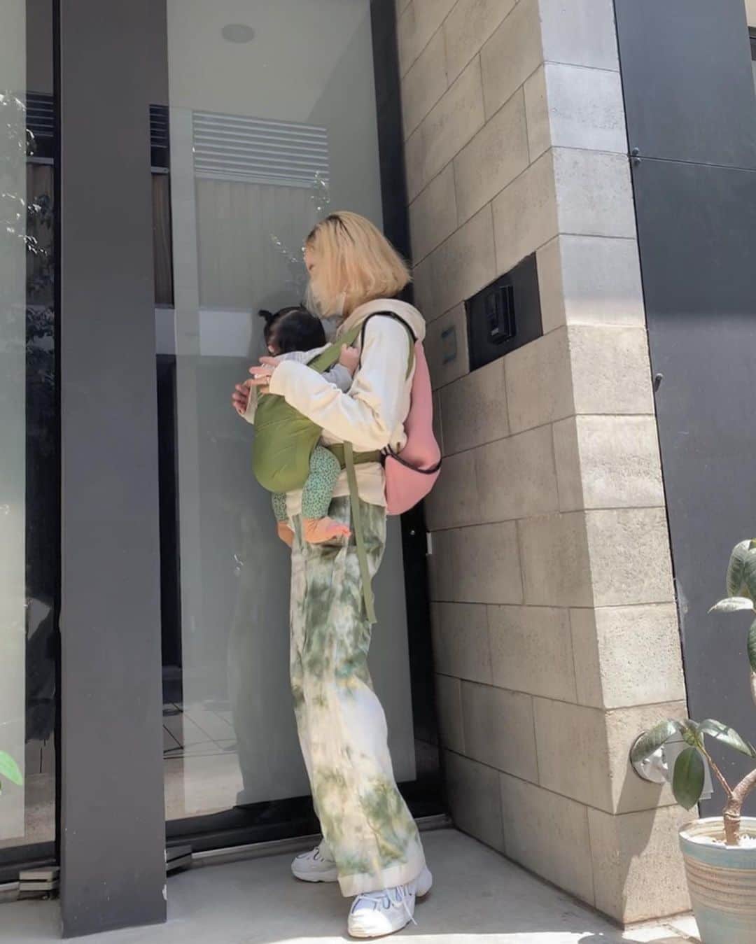 nanako itoのインスタグラム：「Tie Dye🌏 . 1日の中でスーパーやお散歩で外に出るほんの30分くらいが特別な"お出かけ"。 . ちょっとの時間でもかわいい色を身につけて行こうと思う☺️ そして、手洗い、うがい、消毒、忘れずに🦠」