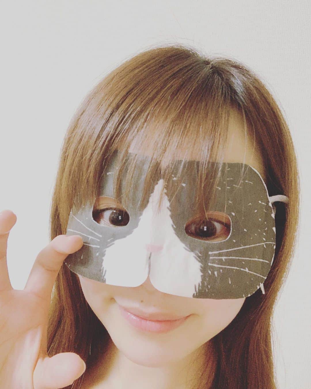 安藤瞳さんのインスタグラム写真 - (安藤瞳Instagram)「お家時間を楽しもう✨ 外は口にマスクだけど、お家では目にマスク✨」4月17日 23時04分 - hitomiandoh