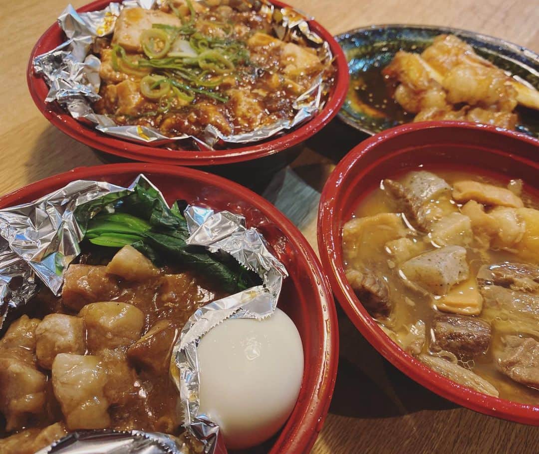 石川龍のインスタグラム：「週末のお楽しみ、テイクアウトでウマ飯。大変美味しくいただきました。 応援しているお店のみなさんの、少しでもお役に立てれば良いのだけれど。 #魯肉飯 #もつ煮込み #麻婆丼」