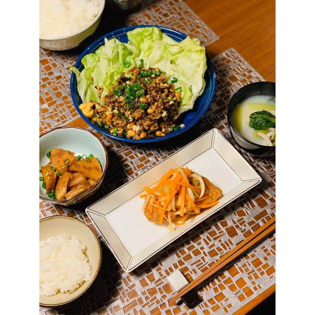 坂田陽子さんのインスタグラム写真 - (坂田陽子Instagram)「告白します。 ・ 青山にある中国家庭料理の #ふーみん　が大好きです😍 ・ あの味が恋しくて 以前お店に行った際に購入した レシピ本　#ふーみん食堂　を見ながらあれこれ作り始めました😆 ・ 先ずは大好きな 挽肉納豆炒め❗️ （お店のメニューには、納豆ご飯と納豆チャーハンが有りますが、納豆ご飯の方ね） ・ ・ 材料は ①納豆、挽肉。 ②みじん切りの長ネギ、生椎茸、エシャロット。 フライパンで1.2の順で炒め、醤油と胡椒で味を整えるだけ。最後におろし生姜を散らして出来上がり。 ・ え？こんなに簡単？こんなにシンプル？笑笑 ・ でもこれがお店で食べると癖になる程、中毒になる程、なんだかなぁ。美味しいんです😂 ・ ふーみんの味には勿論敵わないけど、 ふーみん禁断症状はややおさまりました笑 ・ ・ 次の日のお昼は ご飯、レタス、挽肉納豆炒めに半熟めだま焼きをのっけて😊😍 ・ ・ この日は、 #栗原はるみ　さんの　#神レシピ #サーモンの土佐酢マリネ と、 #筍の土佐煮 #筍と小松菜の豆乳スープ  などなど😆」4月17日 23時09分 - yokosakata