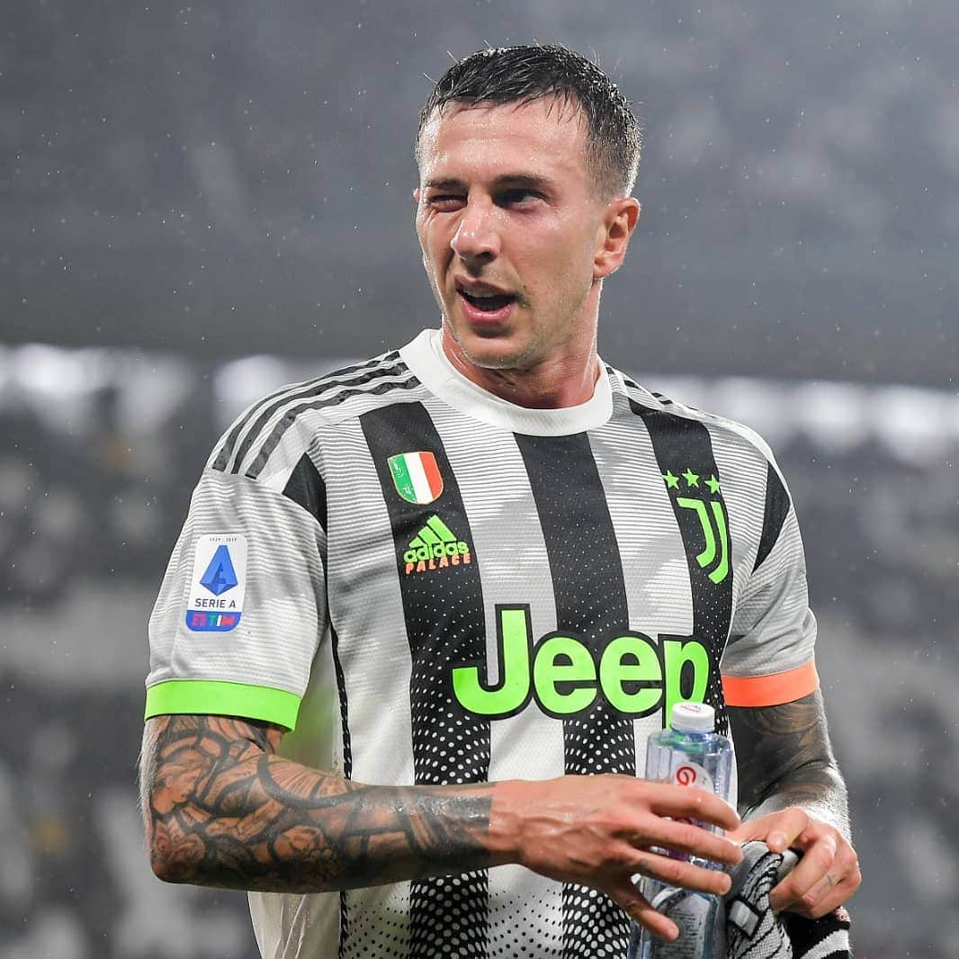 ユヴェントスFCさんのインスタグラム写真 - (ユヴェントスFCInstagram)「Haircut competition: @fbernardeschi edition 💈 What’s your favourite Berna hairstyle? Vote in the comments with the picture number 👇」4月17日 23時10分 - juventus