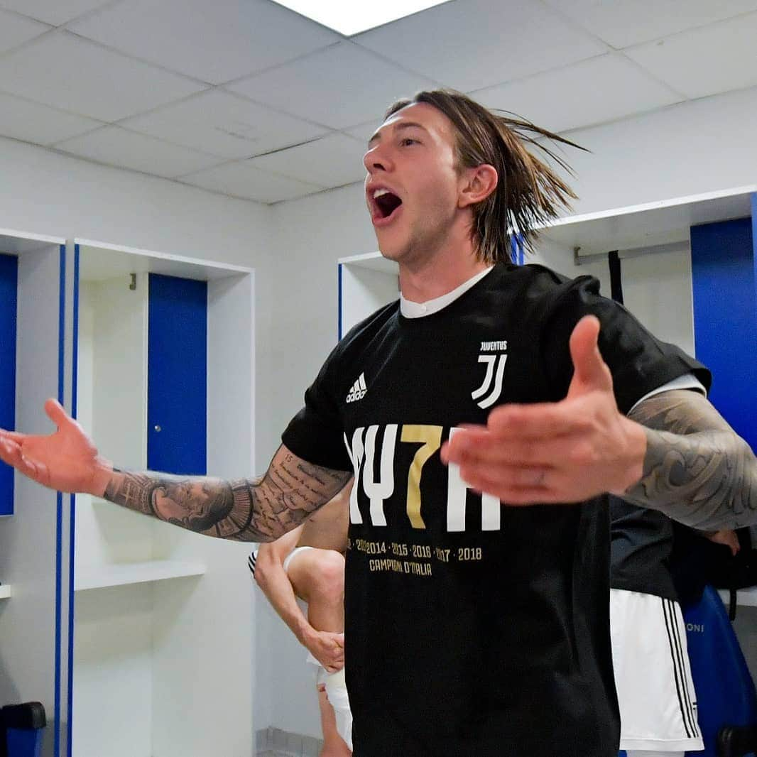 ユヴェントスFCさんのインスタグラム写真 - (ユヴェントスFCInstagram)「Haircut competition: @fbernardeschi edition 💈 What’s your favourite Berna hairstyle? Vote in the comments with the picture number 👇」4月17日 23時10分 - juventus