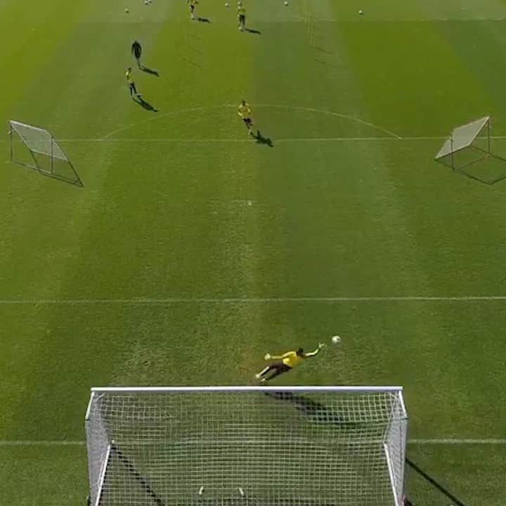 エムレ・カンのインスタグラム：「Keep your distance 🎯 Good to be back in training @BVB09 Hope everyone is staying safe! #EC27 #WeCan」