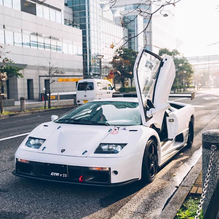 CARLiFESTYLEさんのインスタグラム写真 - (CARLiFESTYLEInstagram)「The Lamborghini Diablo GTR. One of my favorite cars growing up. Photo by @qiuyangphoto #carlifestyle #diabloGTR」4月17日 23時15分 - carlifestyle