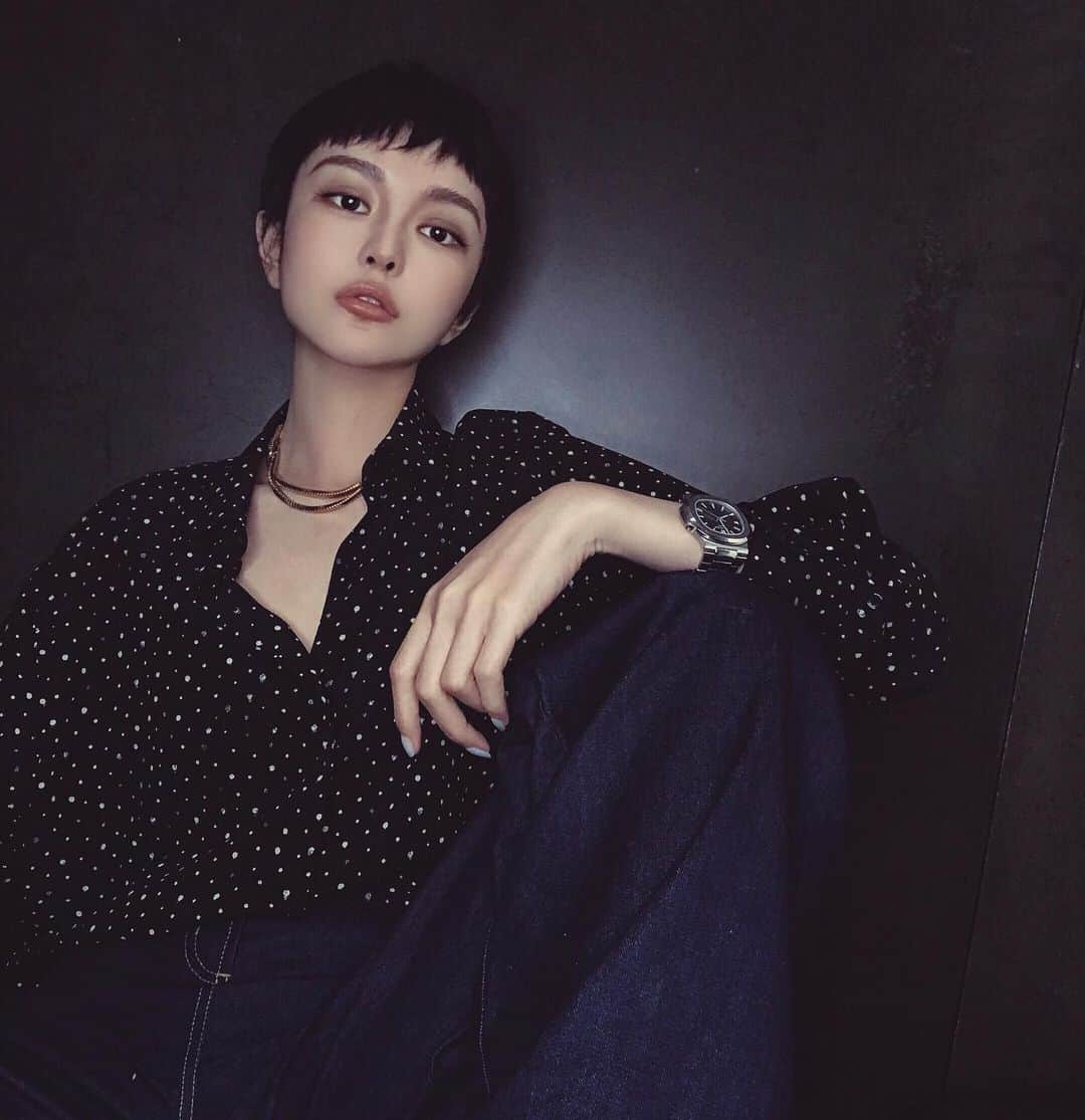 Grace Chowのインスタグラム：「我自己是喜歡第二張 奈何微博的朋友都選了第一張所以要聽從大家的意見 🙇🏻‍♀️」