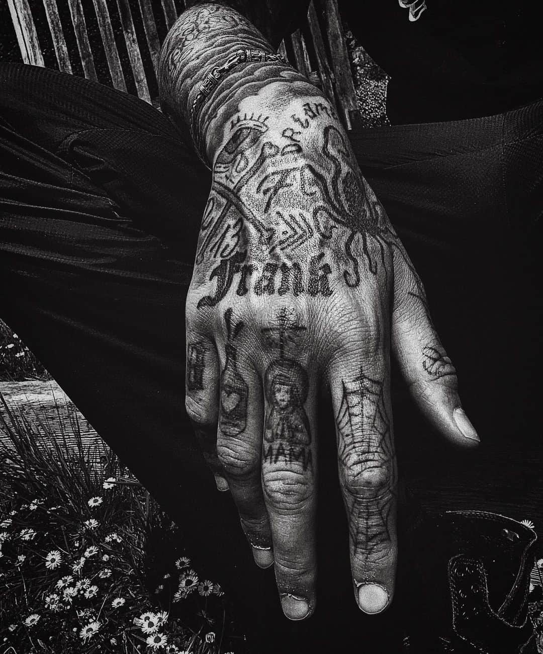 ジュリアン・ペレッタのインスタグラム：「let your hands tell your story」