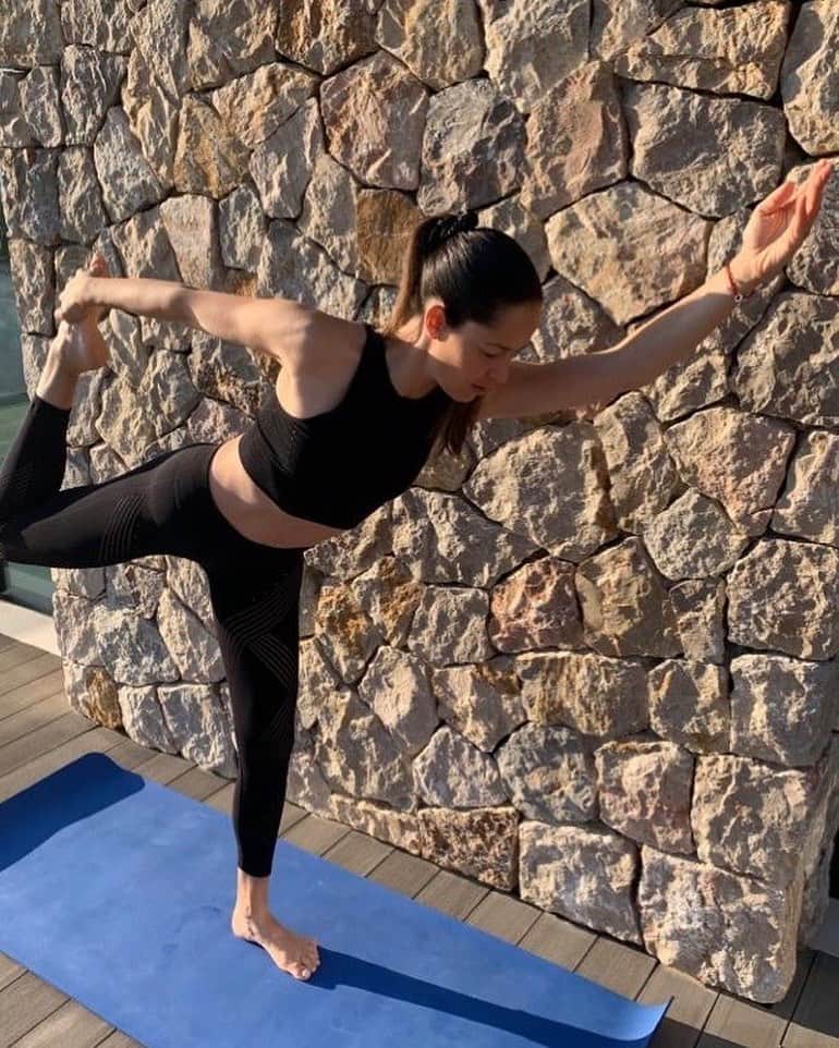 アナ・イバノビッチさんのインスタグラム写真 - (アナ・イバノビッチInstagram)「I love to vary between yoga sessions and workouts. This yoga pose requires balance and core strength. It’s harder than it looks 😜🧘🏻」4月17日 23時33分 - anaivanovic
