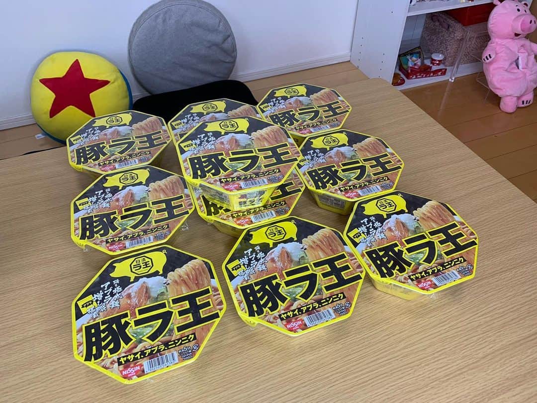 かこさんのインスタグラム写真 - (かこInstagram)「こちらも素敵なプレゼント😭✨本当にありがとうございます🙇🏻💖 カナダ留学から帰ってみえた視聴者さんからお土産🇨🇦💕絶対に美味しい！！ ディズニー ずくし🥺💕500円玉貯金で10万円分ディズニー で貯められるやつ！！絶対貯める！！キャラクターの紹介まであってすごい😭✨パズルも早くしたい☺️めちゃくちゃ食べてみたかった豚ラ王！！見るだけでお腹ぐーぐーなる🤤 そして手作りマスク😭😭めちゃくちゃ可愛い〜😭✨シンプルな物から大好きな食べ物柄、そしてハム🐷💕夜用のマスクもあるの😳凄すぎる…大切に使います🙇🏻✨ トイストーリーのタオルとカワウソのTシャツ😂✨センスの塊！！！笑 甘いお菓子を視聴者さんチョイスで🤤✨フォルムがもう美味しいやつ。 稲庭手延べうどん！！こちらなんと視聴者さんが作っていらっしゃるという！！すごい！！すごすぎる！！本当にありがとうございます🙇🏻✨ #感謝永遠に #お菓子 #ディズニー  #トイストーリー #ラーメン #日清 #稲庭うどん  #稲庭うどん佐藤養助  #はらぺこツインズ」4月17日 23時59分 - harapeko__kako