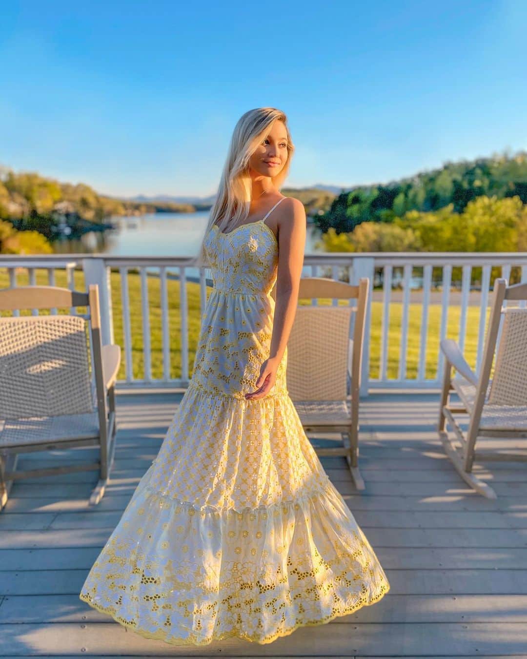 サシャ・カリスのインスタグラム：「“Whenever you want to see me, always look at the sunset; I will be there.” – Grace Ogot 🌅  Feeling like a princess in @lillypulitzer 👗🌷✨ .  #springfashion #northcarolina #spring #lakechatuge #travel #fashion #ootd #flowers #lillypulitzer #photooftheday #sunset #sunsetphotography」