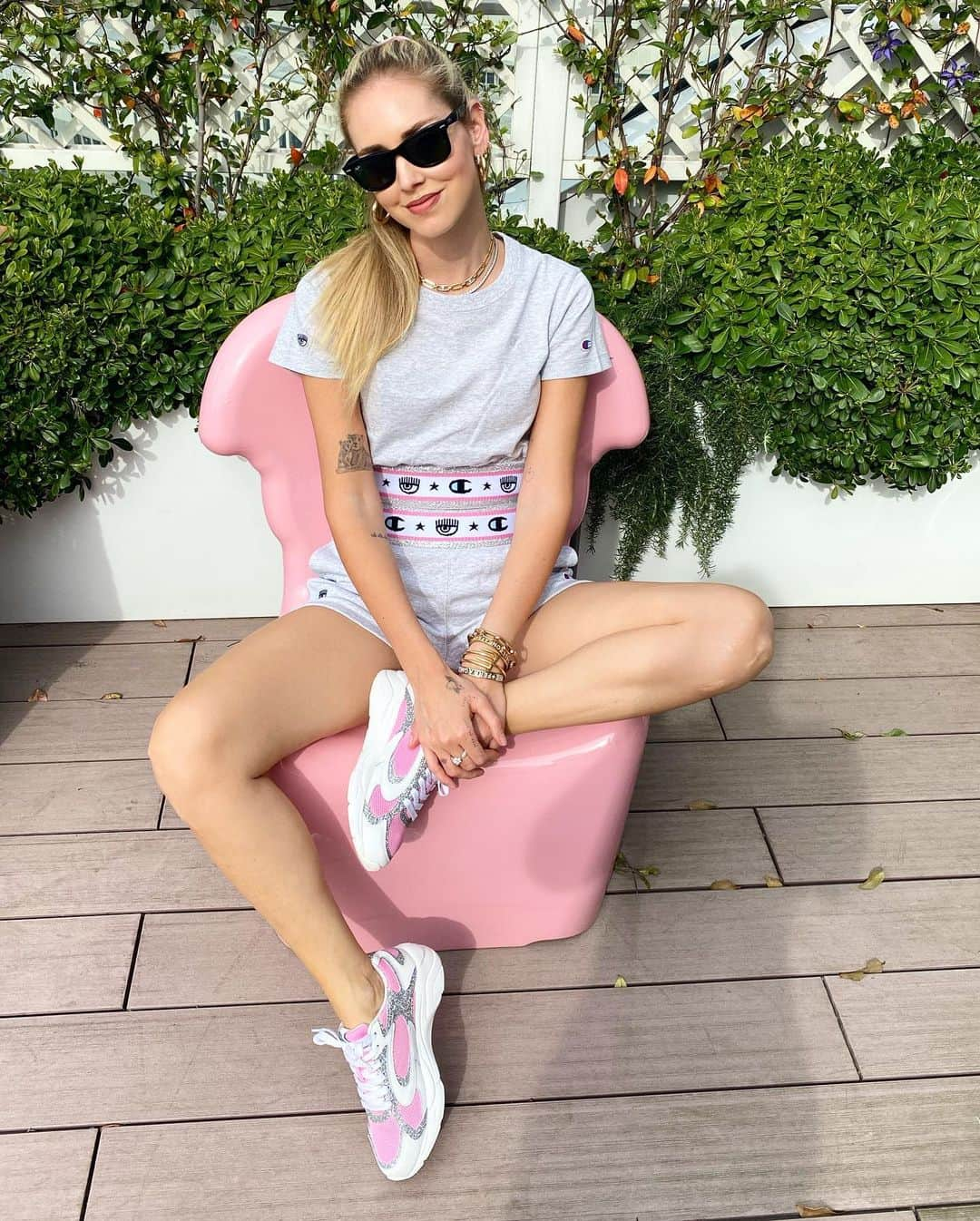 キアラ・フェラーニさんのインスタグラム写真 - (キアラ・フェラーニInstagram)「Chiara Ferragni x Champion 💘 The whole collection will be available on our website on Monday, get ready ❤️ @chiaraferragnicollection @championeurope #ChiaraFerragniCollection」4月18日 0時13分 - chiaraferragni