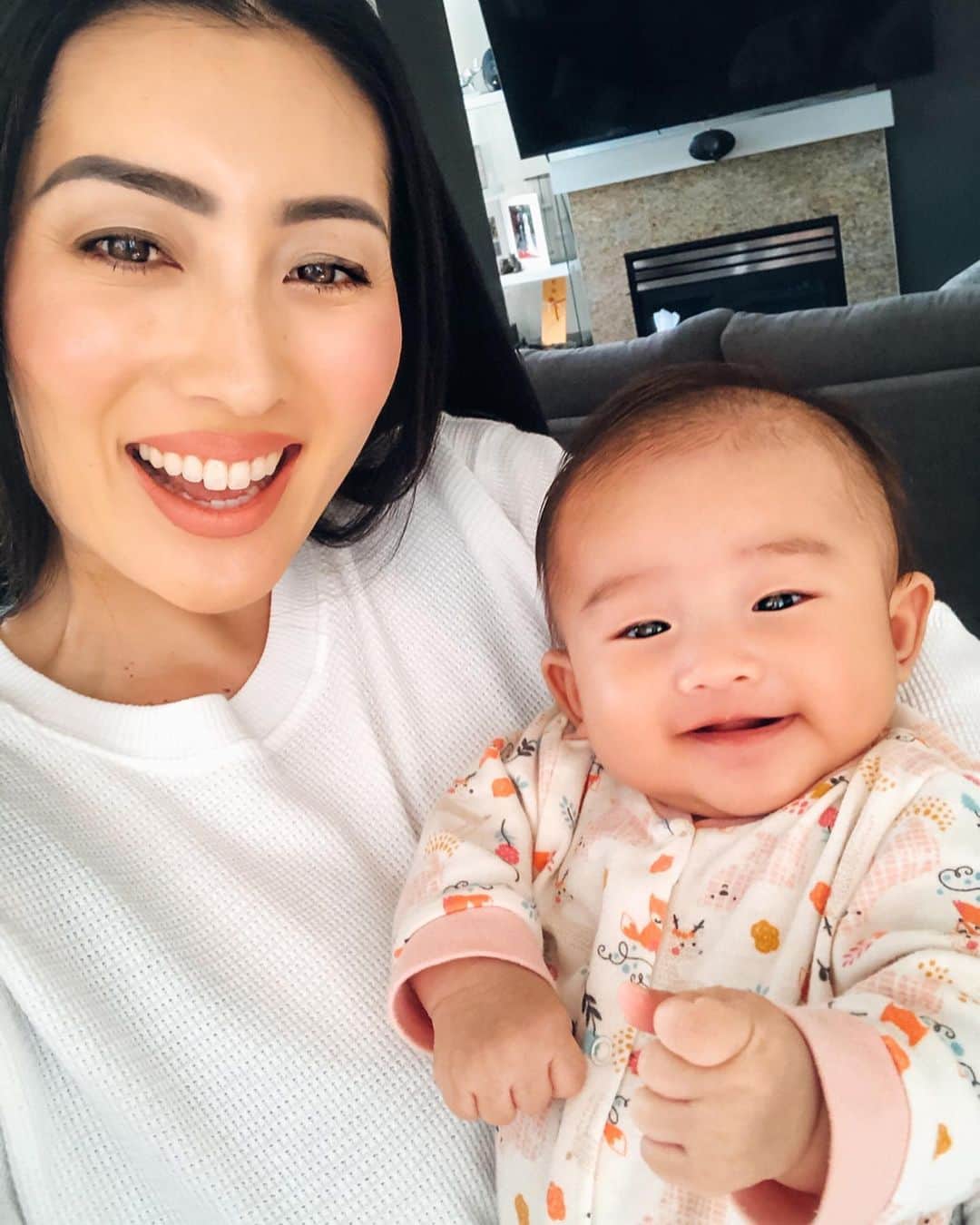 MayaTさんのインスタグラム写真 - (MayaTInstagram)「With mini me all day everyday❤️🤍 She’s growing so fast, we’re enjoying the every moment with her☺️ #momlife #newmom #babygirl #2monthsold」4月18日 0時14分 - mayat_official