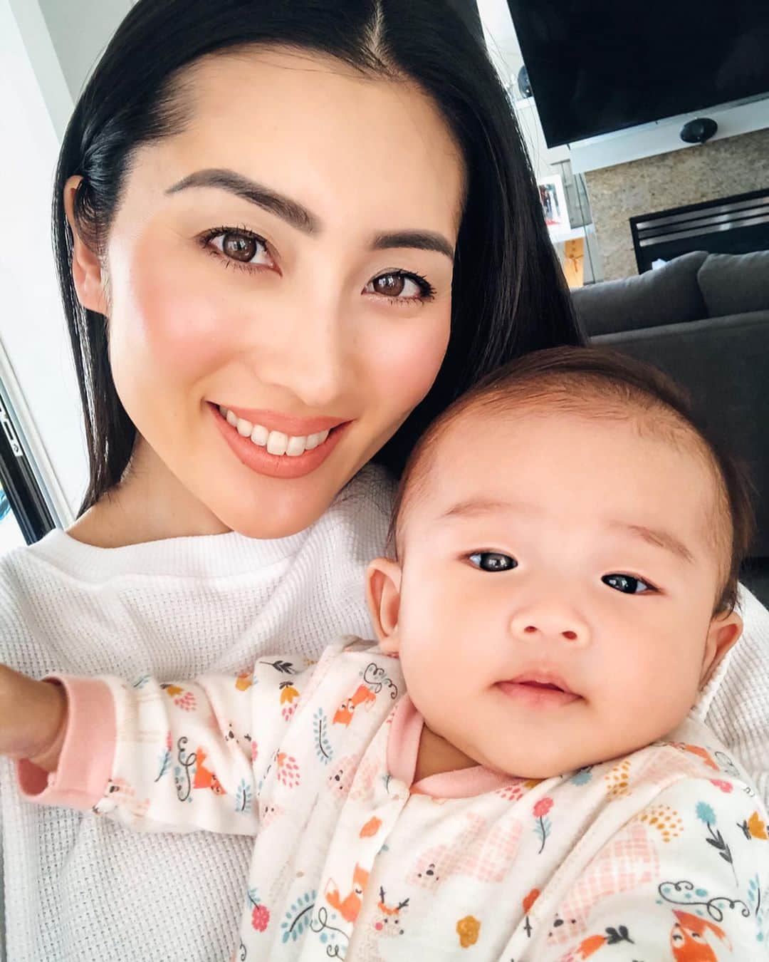 MayaTのインスタグラム：「With mini me all day everyday❤️🤍 She’s growing so fast, we’re enjoying the every moment with her☺️ #momlife #newmom #babygirl #2monthsold」