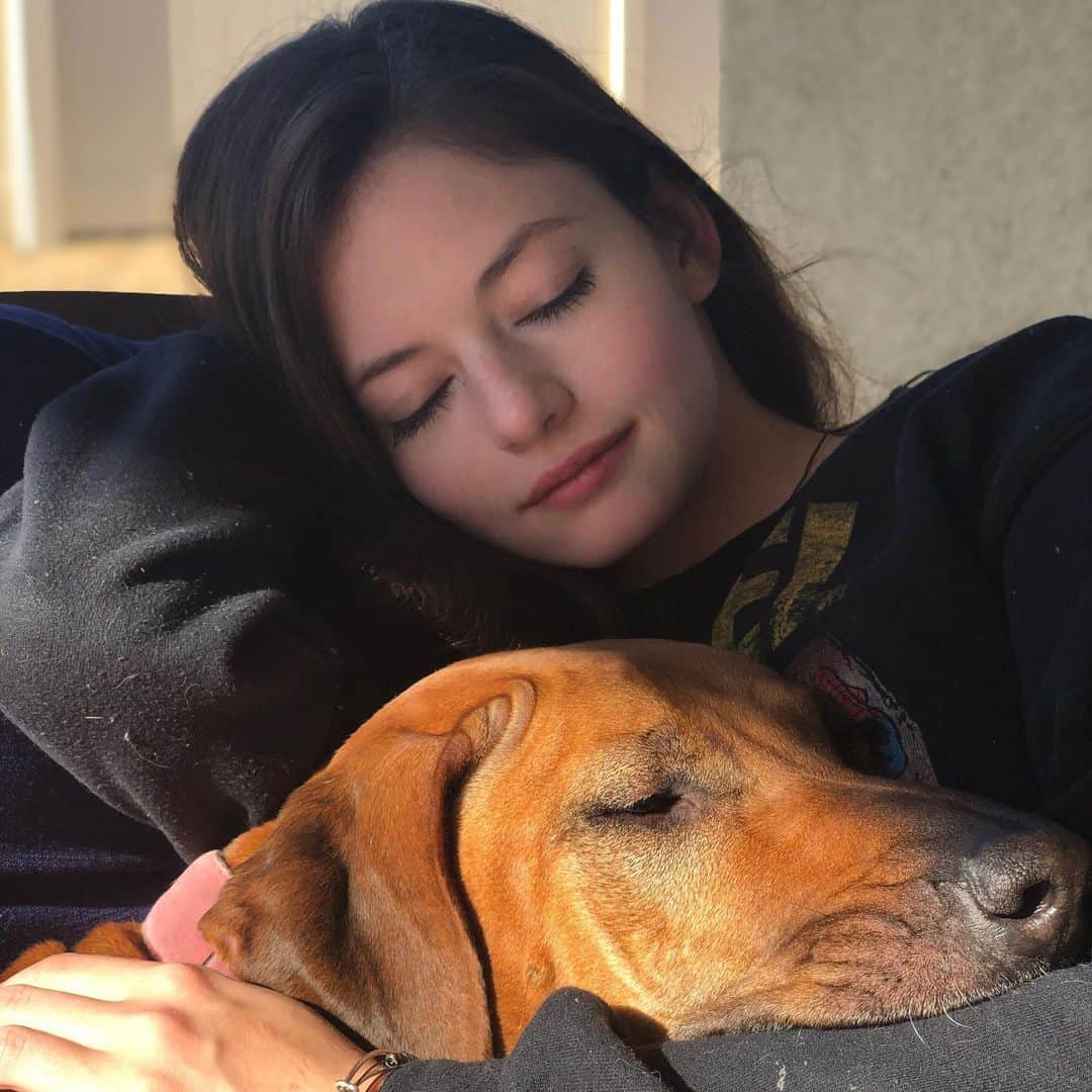 マッケンジー・フォイさんのインスタグラム写真 - (マッケンジー・フォイInstagram)「Fire cuddles 🥰」4月18日 0時19分 - mackenziefoy