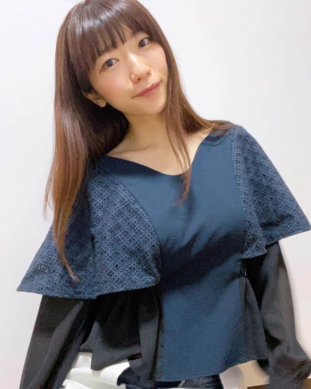 のインスタグラム：「犬山さんからもらったお下がり着て配信でた☻ ꙳ #tops #lokitho #俺はインスタグラマーになりてぇ ꙳ 毎月やってるトークイベント、 今月は有料配信にしました！ 来月も多分そうなるかなぁ？またお知らせします。 配信とは言えみんなに会えるのでオシャレしましたよ！ 犬山さんからお下がりで頂いたLOKITHOのトップス！ 体のラインが綺麗に出るけど 切り返しの下がふわっとしてて ペプラムぽくなっててめちゃスタイルアップ効果ある(T . T) 袖もめちゃくちゃ可愛い〜 袖見せることに集中しすぎて髪の毛ボサってるけどゆるちて。 はぁー！犬山さん @inuyamakamiko に会いてぇー！ 劔さんにもチャゲちゃんにも会いてぇー！ いぬつる宅の禁断症状が最近は出てます。笑 でも今は我慢！」